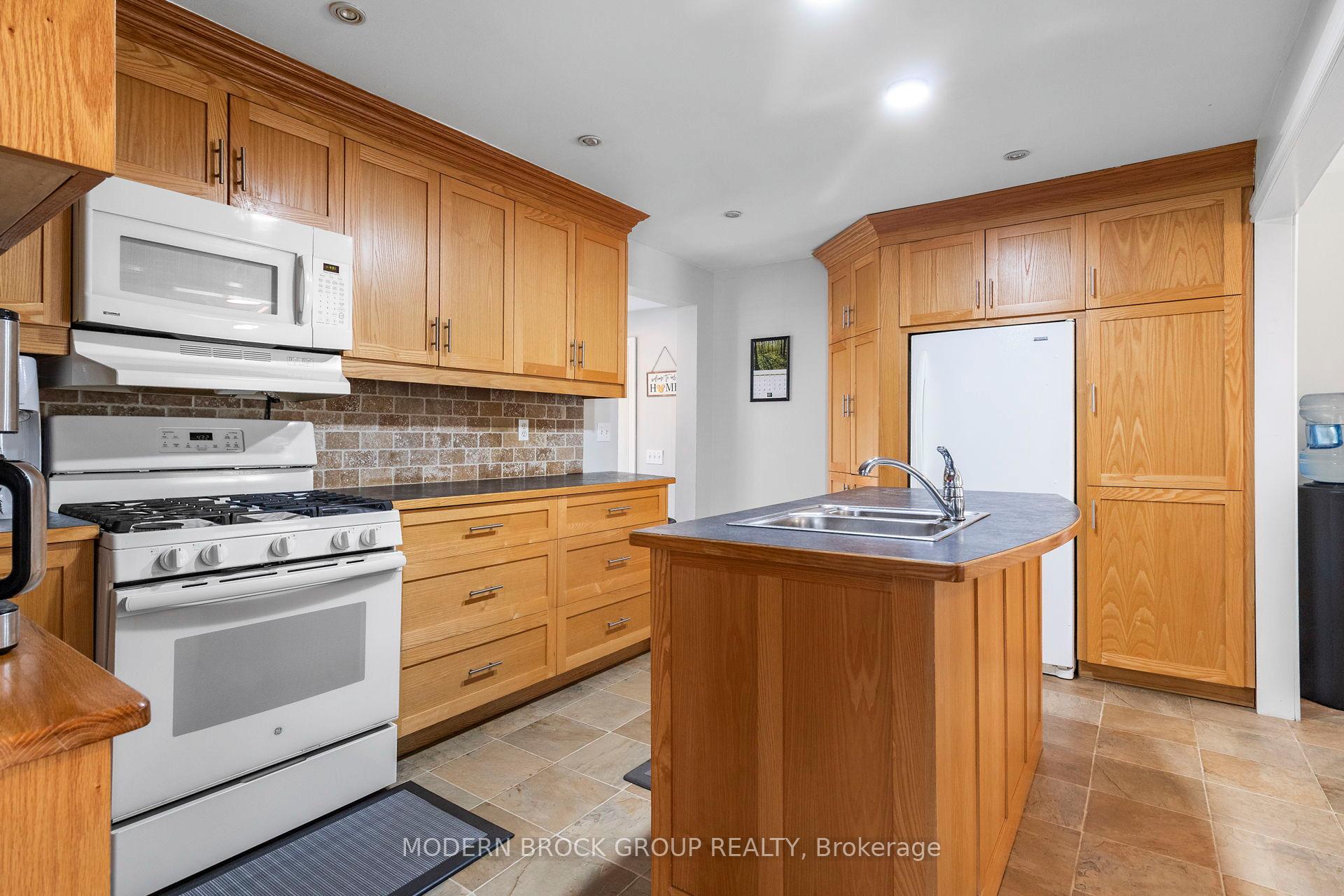 Photo 10 of 462 Park Street E, Prescott — HOMEH