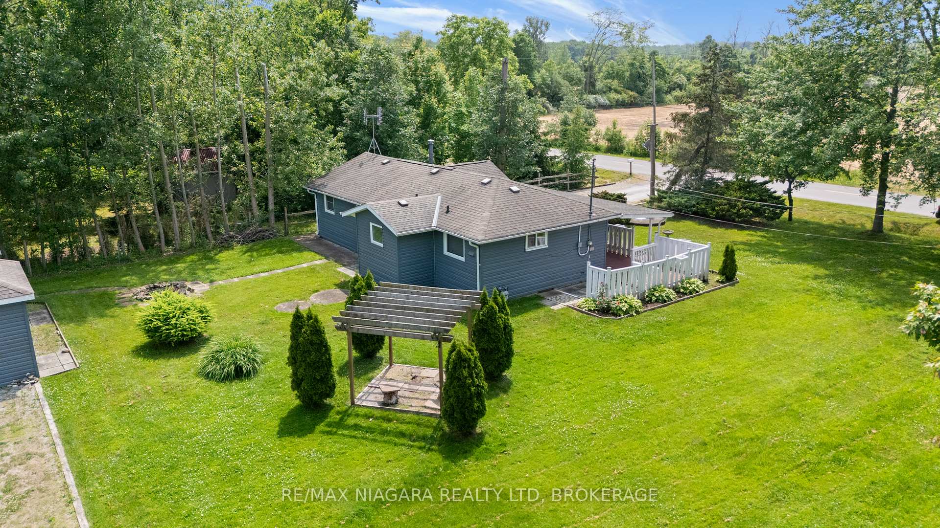 Photo 3 of 527 Pinecrest Road, Port Colborne, Sherkston — HOMEH