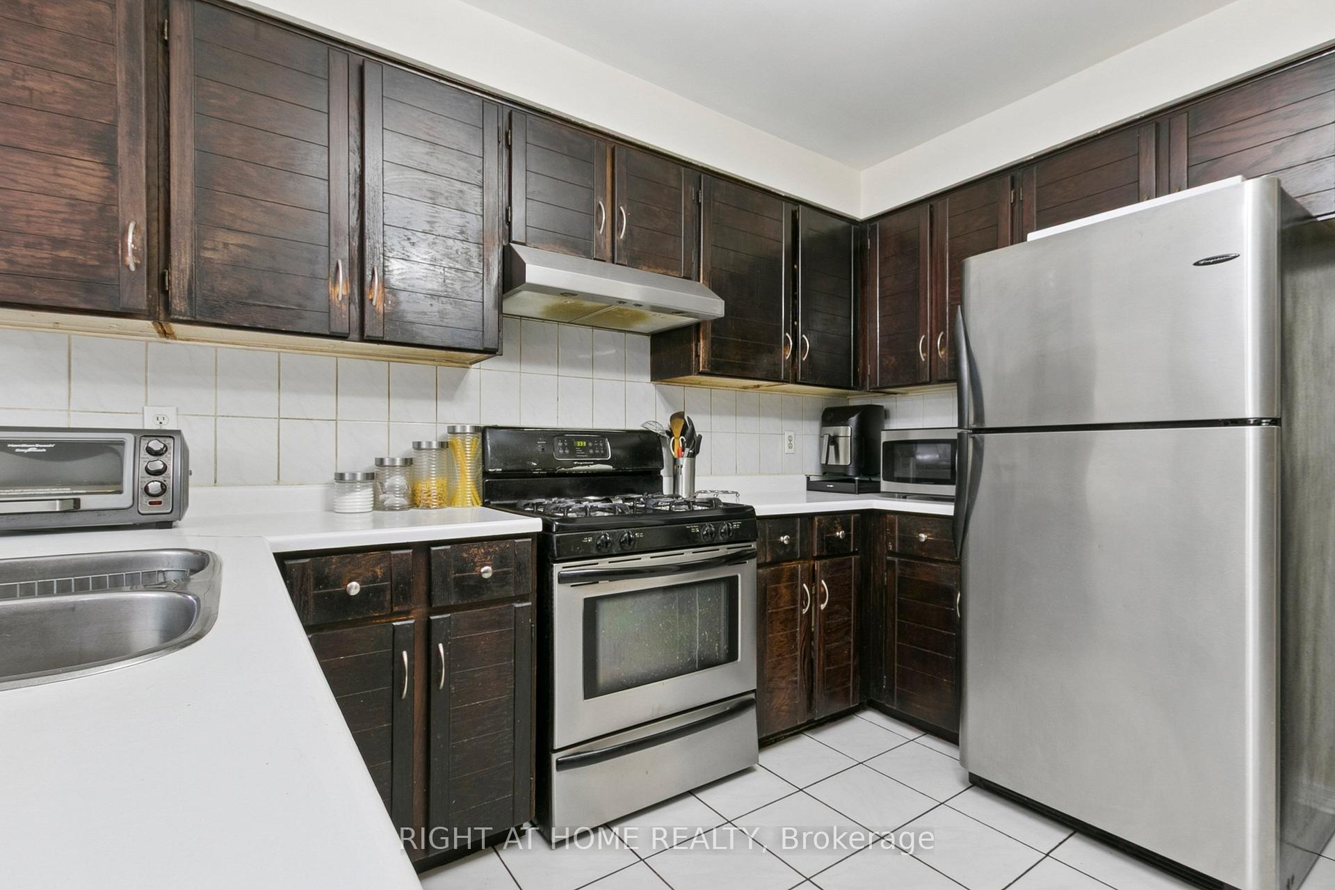 Photo 15 of 232 Hoover Drive, Pickering, Rougemount — HOMEH