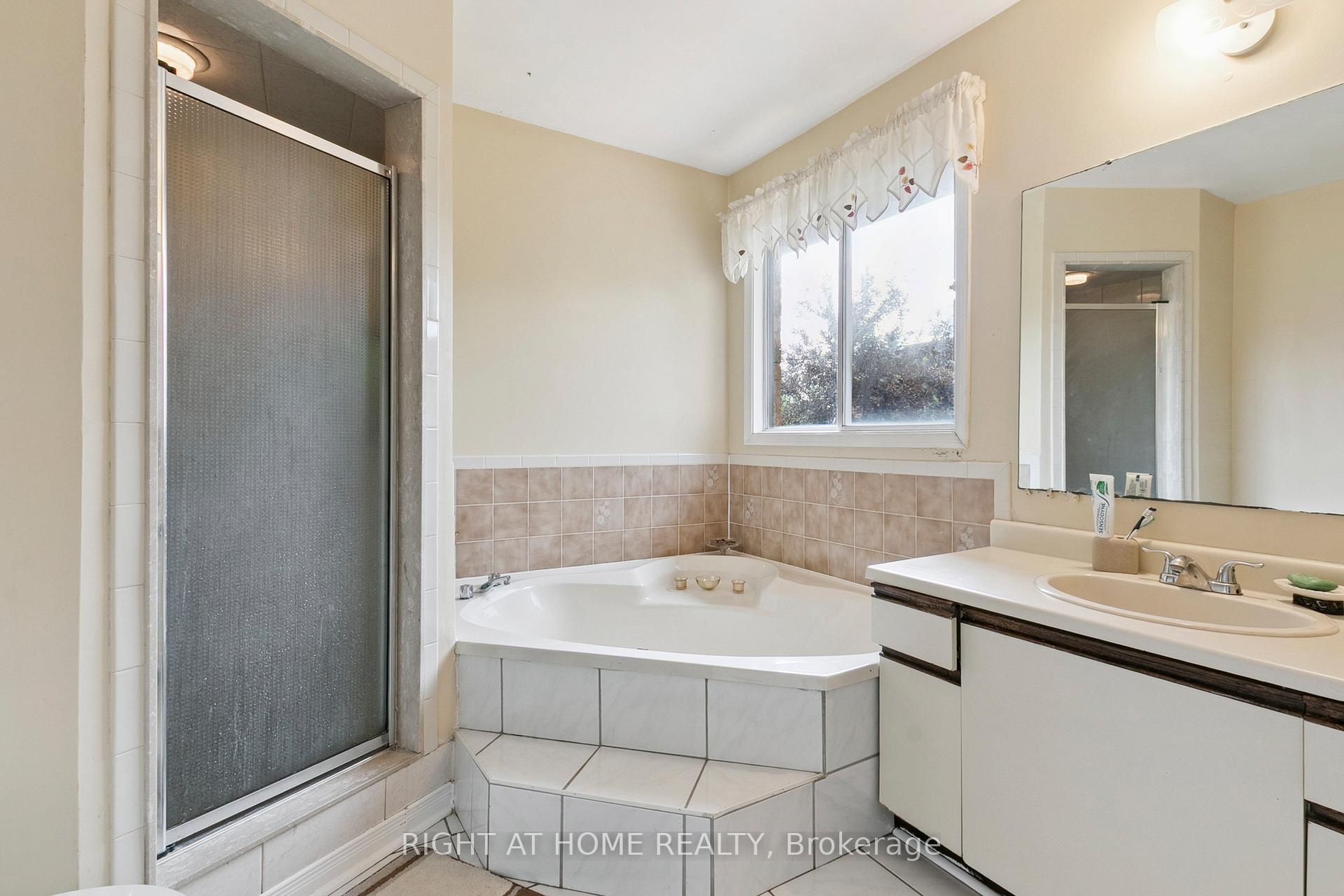 Photo 28 of 232 Hoover Drive, Pickering, Rougemount — HOMEH