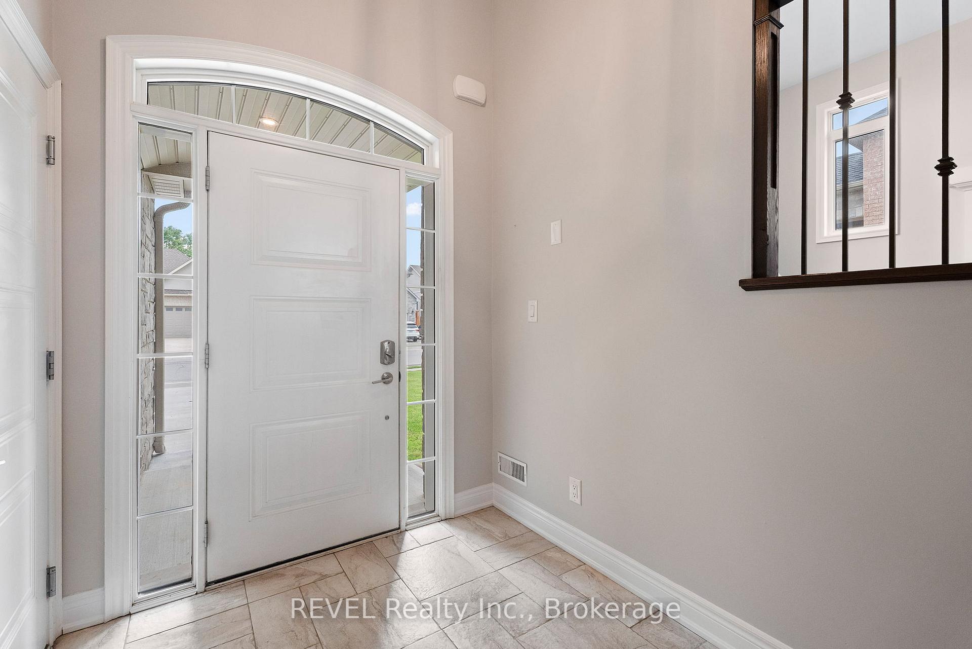 Photo 3 of 6464 Sam Iorfida Drive, Niagara Falls, Oldfield — HOMEH