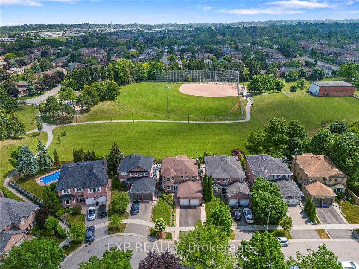 Photo 3 of 1734 Broadoak Crescent, Pickering, Amberlea — HOMEH