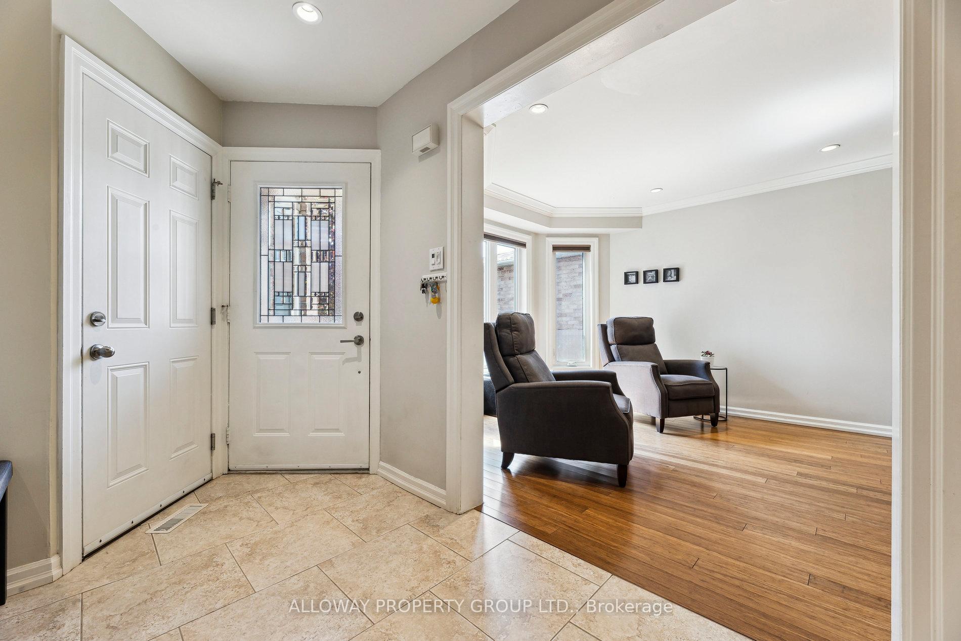 Photo 3 of 1619 Deerbrook Drive, Pickering, Liverpool — HOMEH