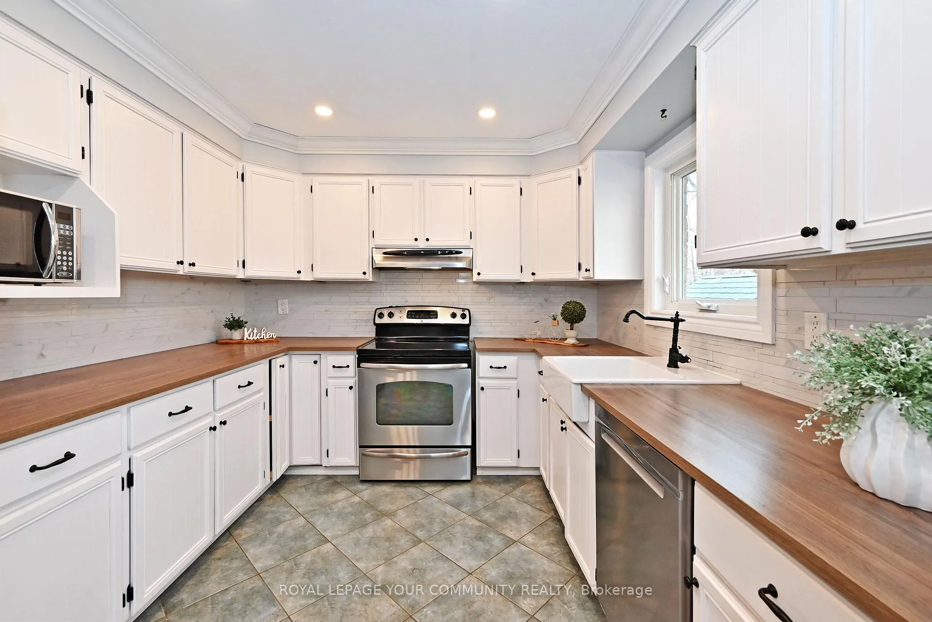 Photo 26 of 188 Kemano Road, Aurora, Aurora Heights — HOMEH