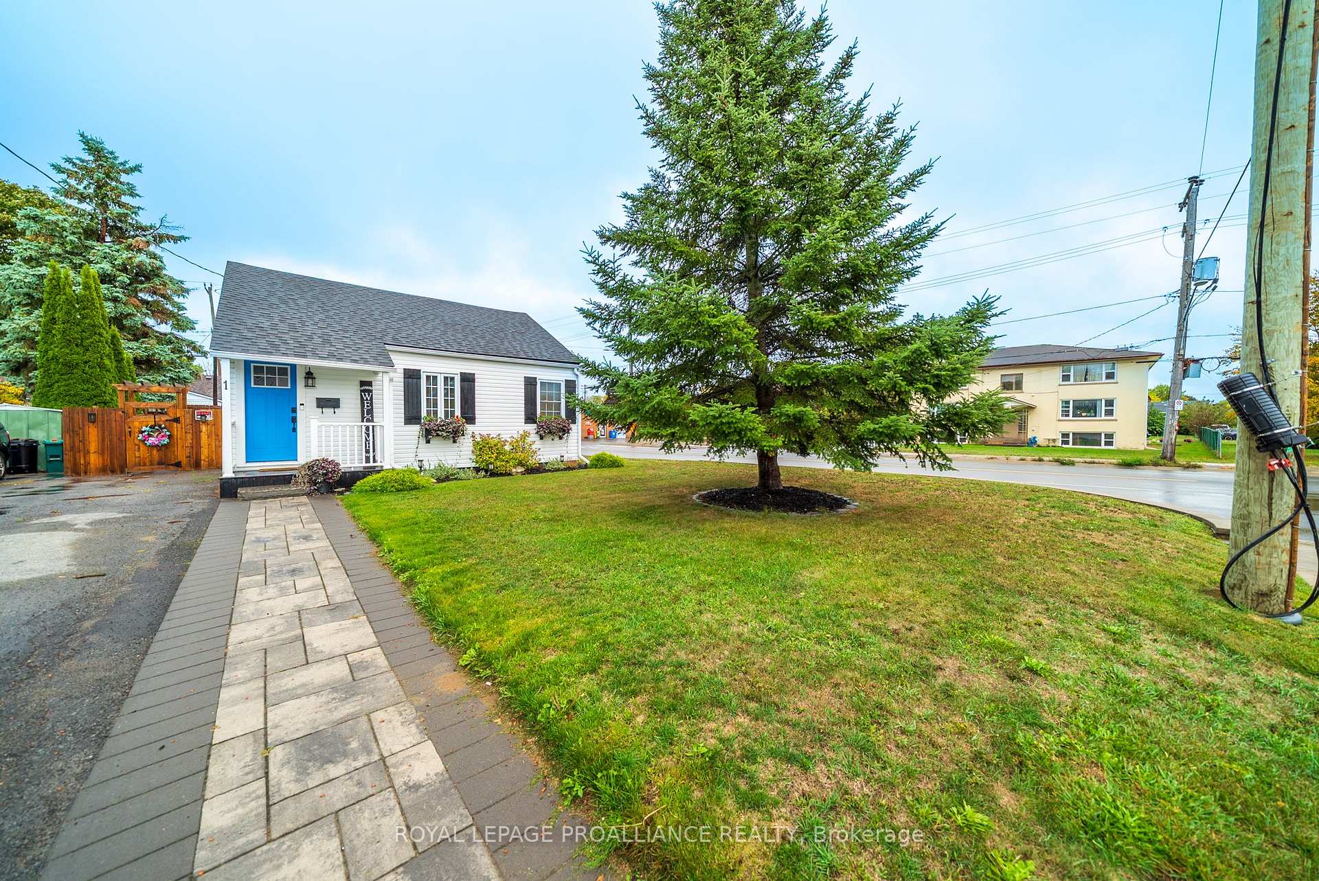 Photo 2 of 1 Kerr Crescent, Quinte West, Trenton Ward — HOMEH