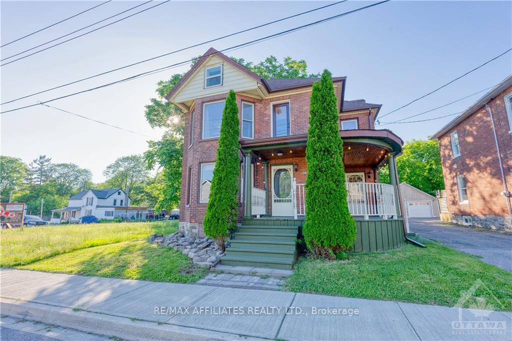 Front of 138 Henry Street E