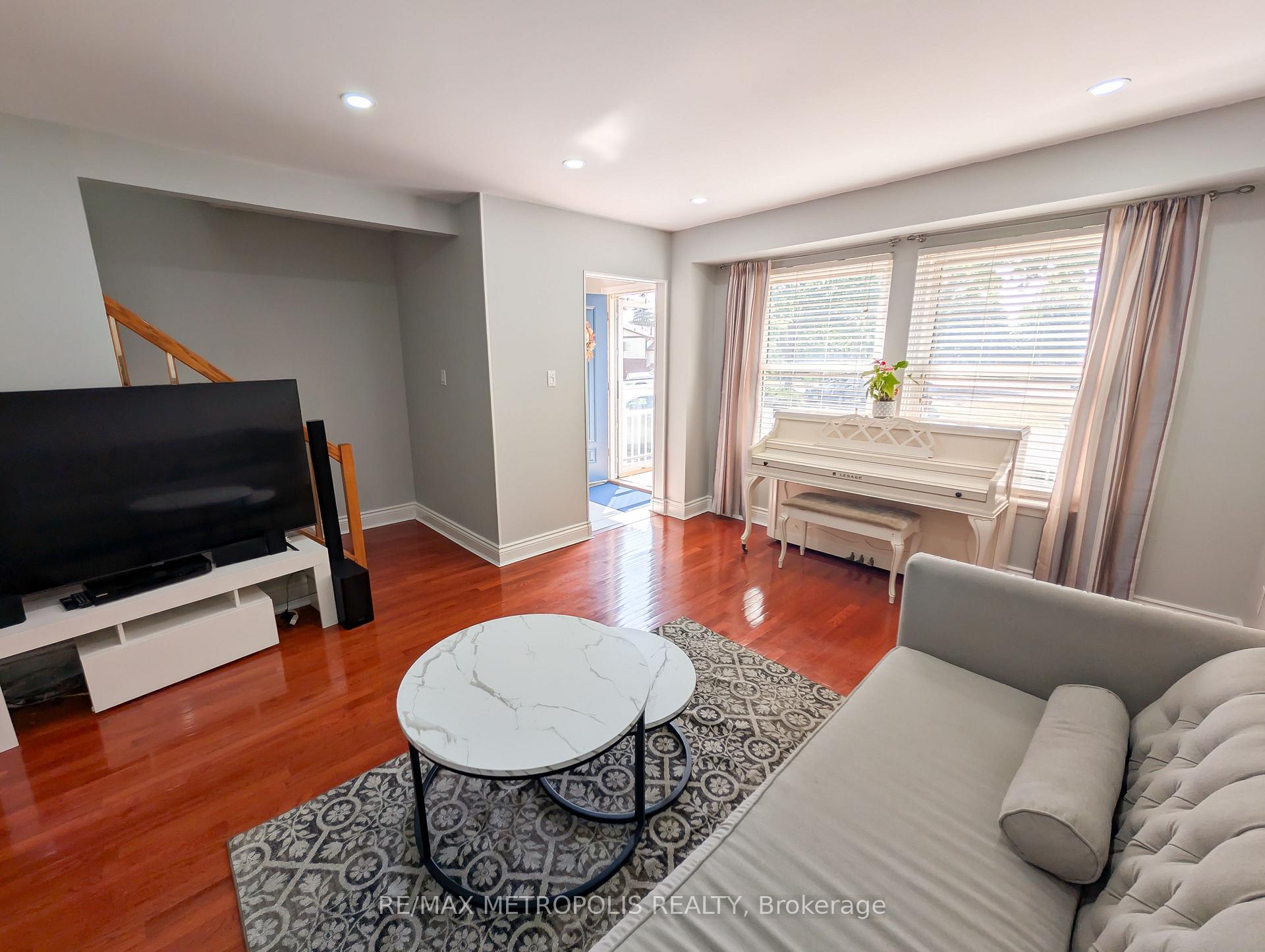 Photo 4 of 359 Calvert Court, Oshawa, Lakeview — HOMEH