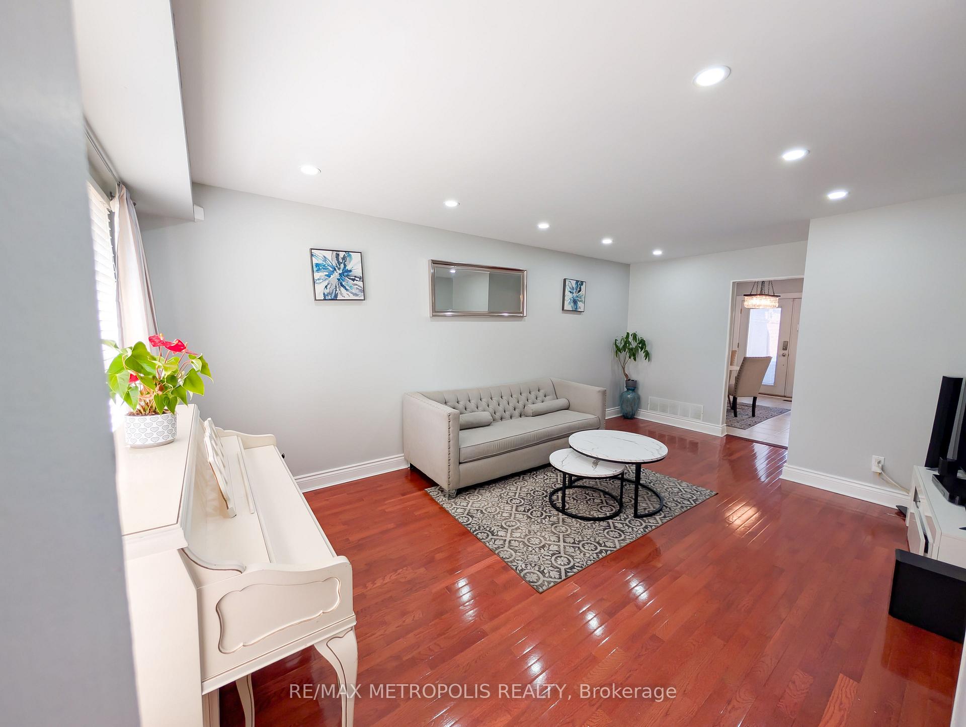 Photo 5 of 359 Calvert Court, Oshawa, Lakeview — HOMEH