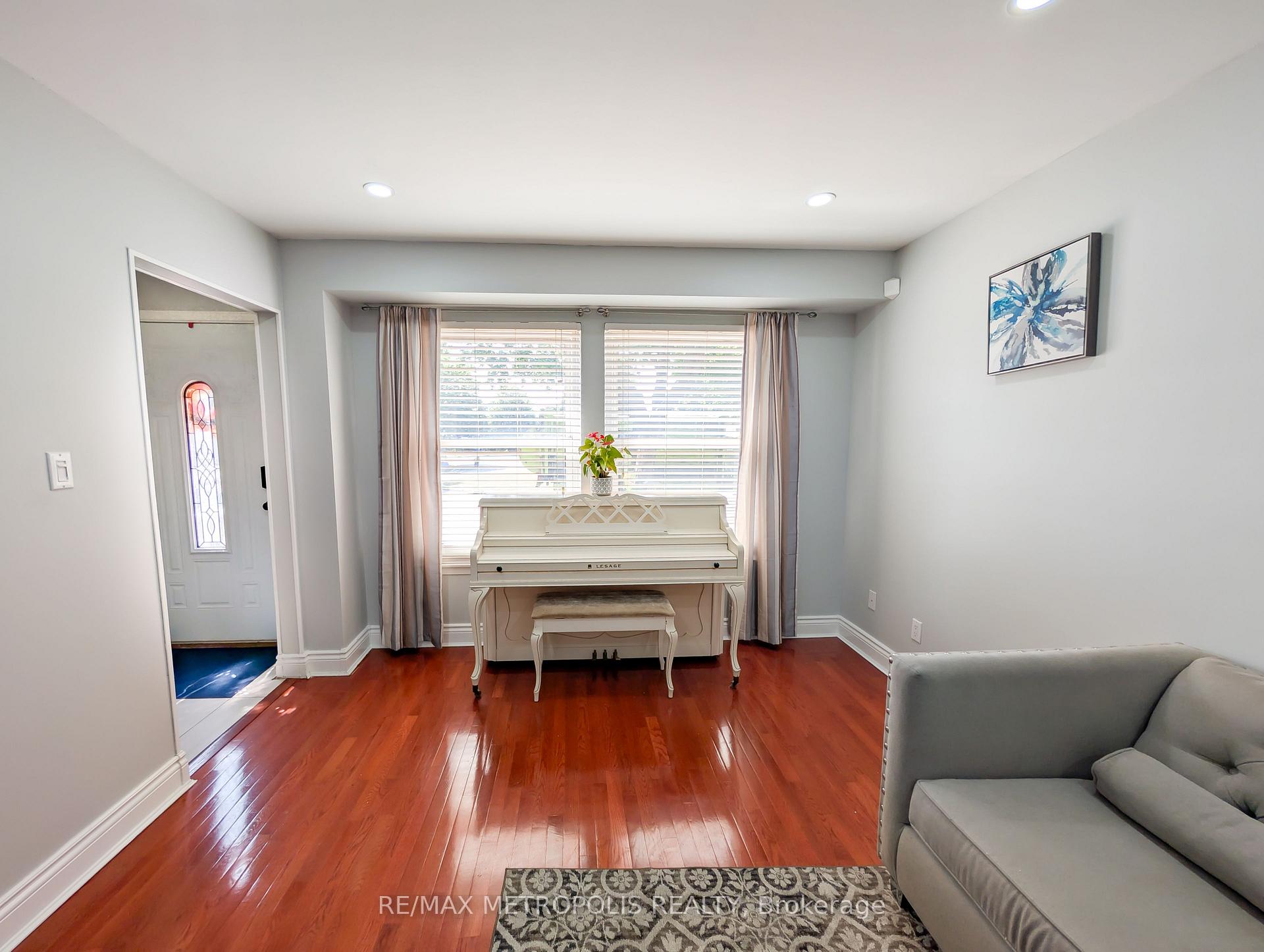 Photo 8 of 359 Calvert Court, Oshawa, Lakeview — HOMEH