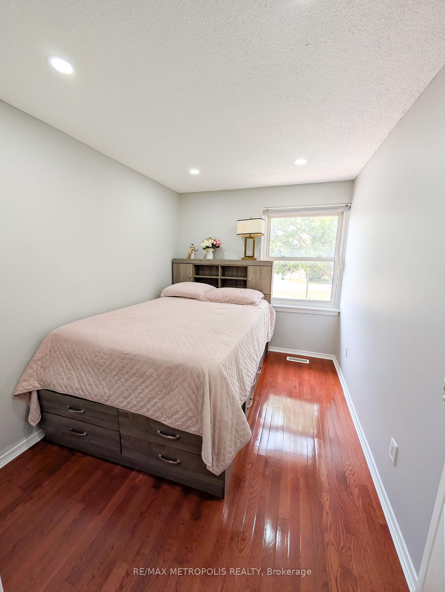 Photo 17 of 359 Calvert Court, Oshawa, Lakeview — HOMEH