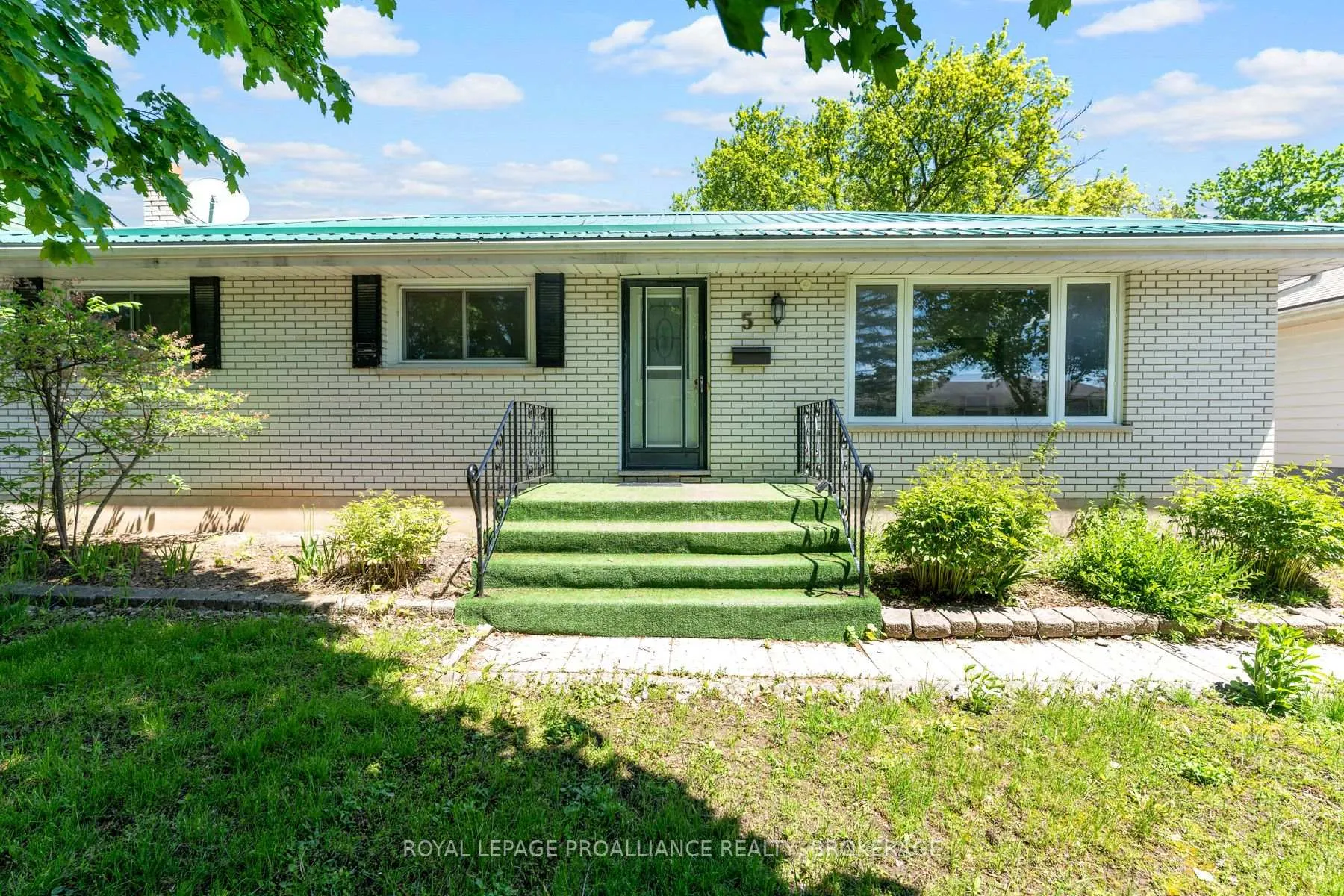 Photo 2 of 5 Armour Crescent, Quinte West, Trenton Ward — HOMEH