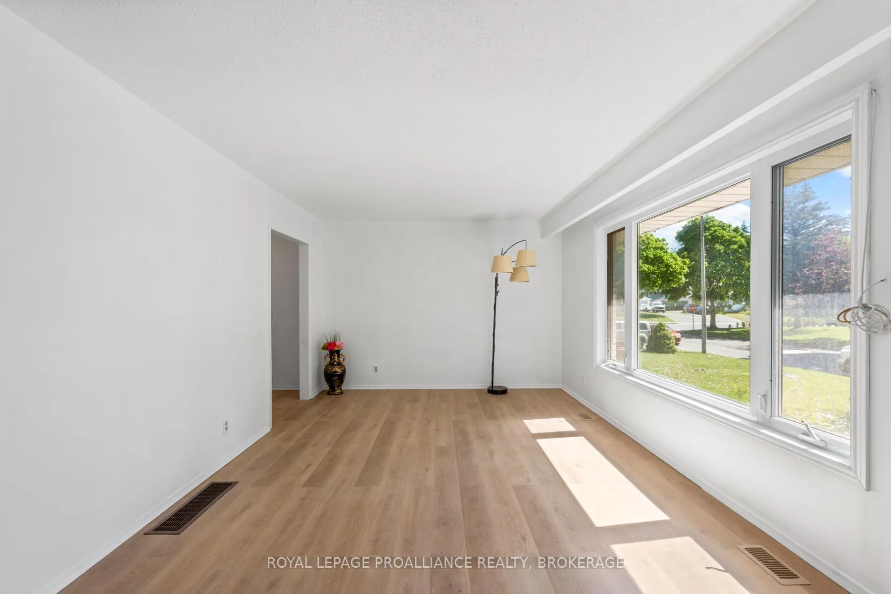 Photo 4 of 5 Armour Crescent, Quinte West, Trenton Ward — HOMEH