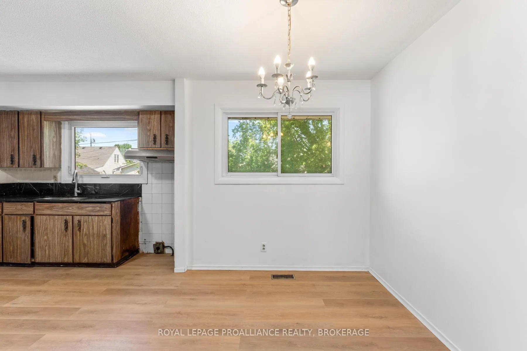 Photo 8 of 5 Armour Crescent, Quinte West, Trenton Ward — HOMEH