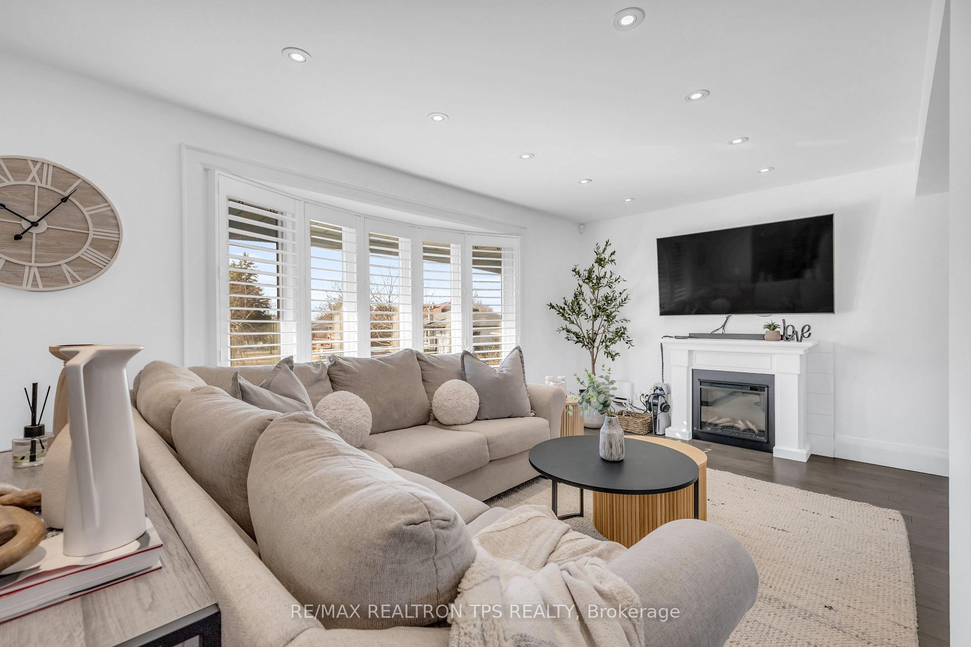Photo 3 of 58 Oriole Court, Oshawa, Donevan — HOMEH