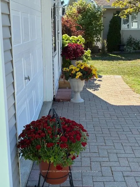 Photo 2 of 10 Reynolds Place W, Prince Edward County, Wellington Ward — HOMEH