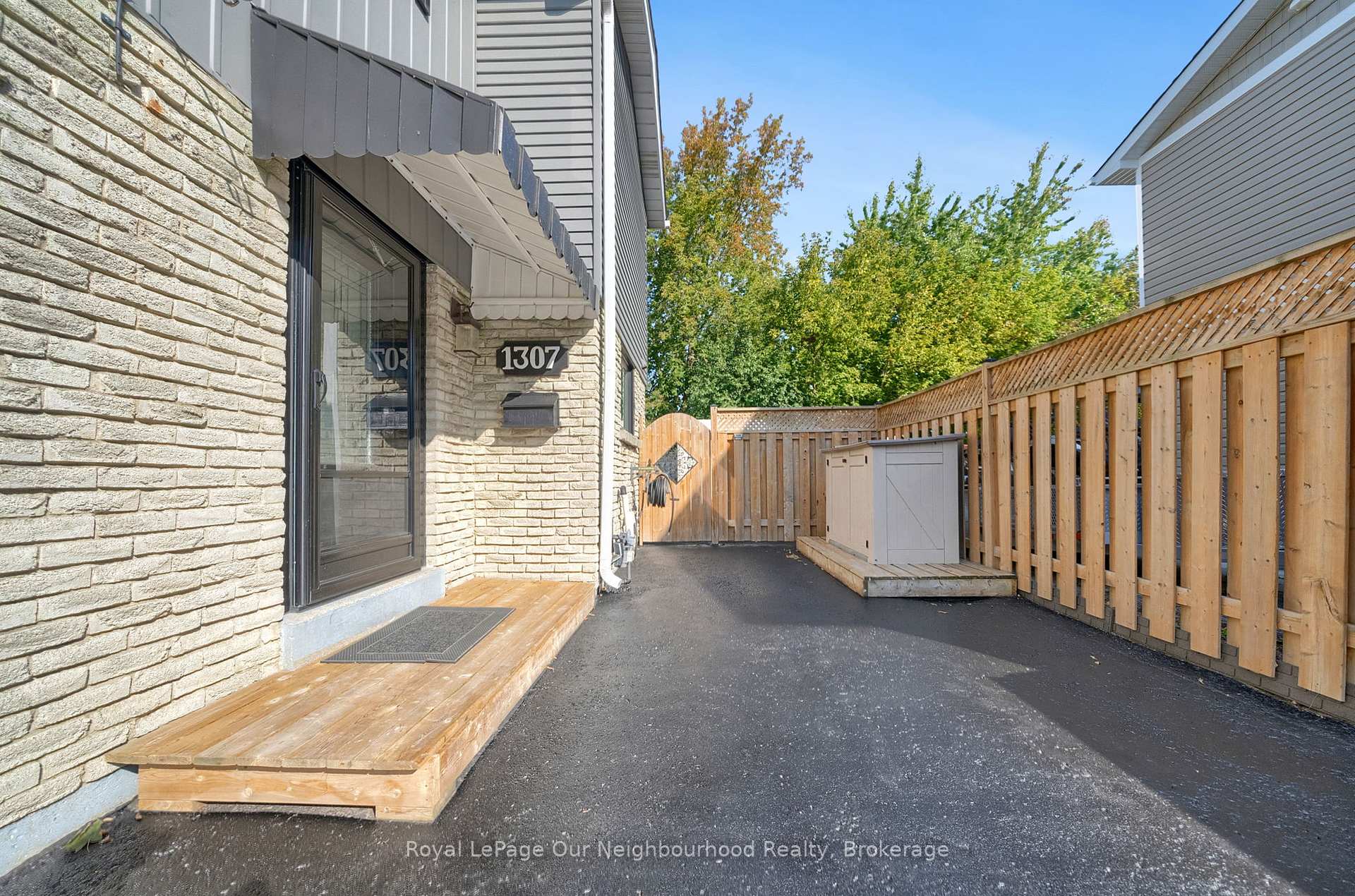 Photo 3 of 1307 Fenelon Crescent, Oshawa, Stevenson — HOMEH