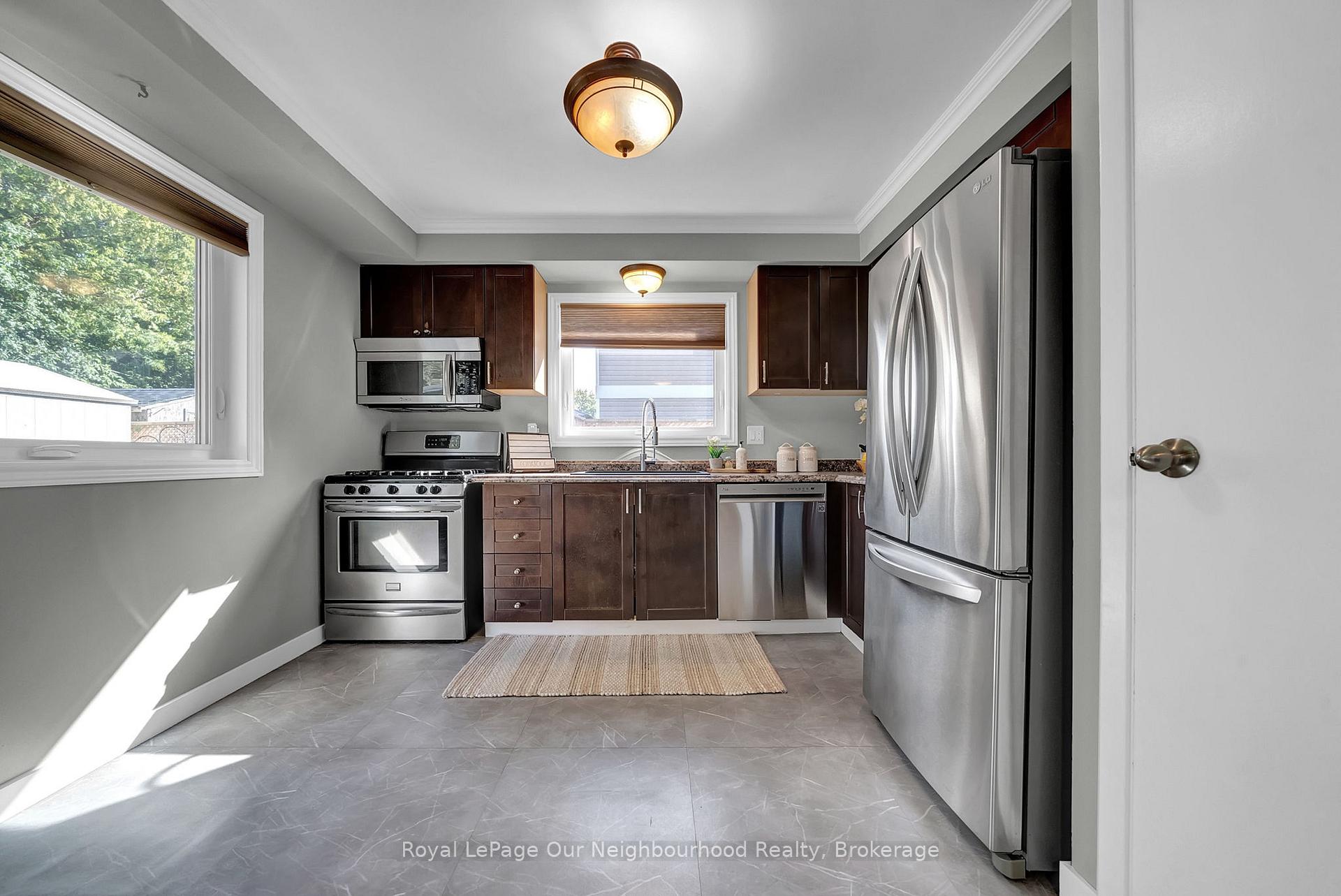Photo 10 of 1307 Fenelon Crescent, Oshawa, Stevenson — HOMEH