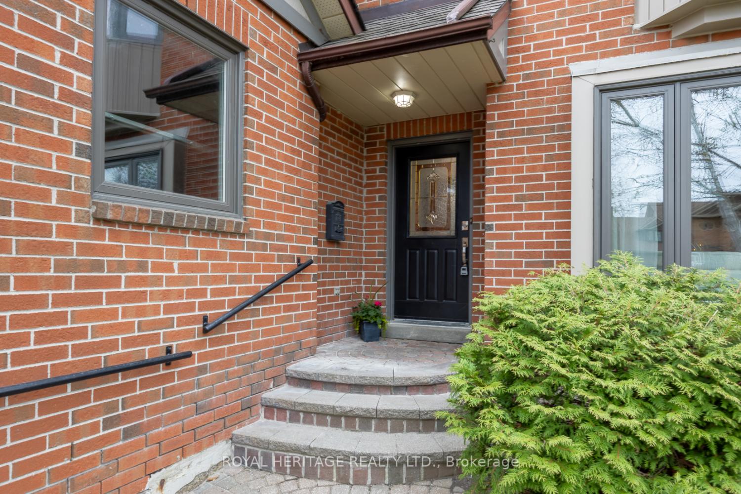 Photo 2 of 1534 Silver Spruce Drive N, Pickering, Liverpool — HOMEH