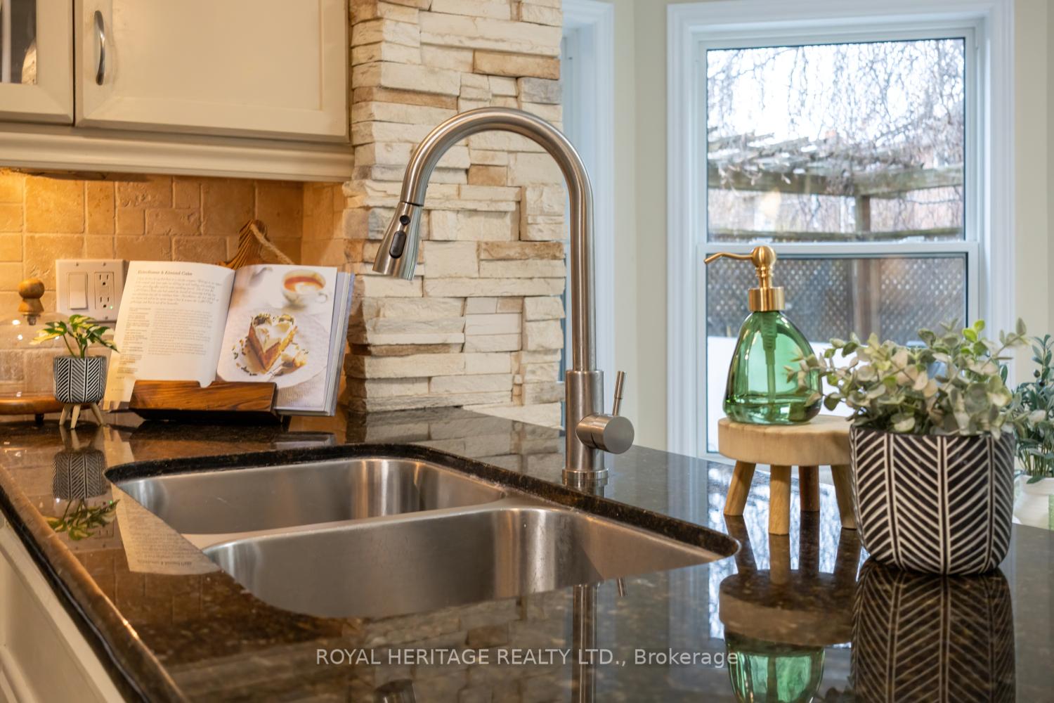 Photo 10 of 1534 Silver Spruce Drive N, Pickering, Liverpool — HOMEH