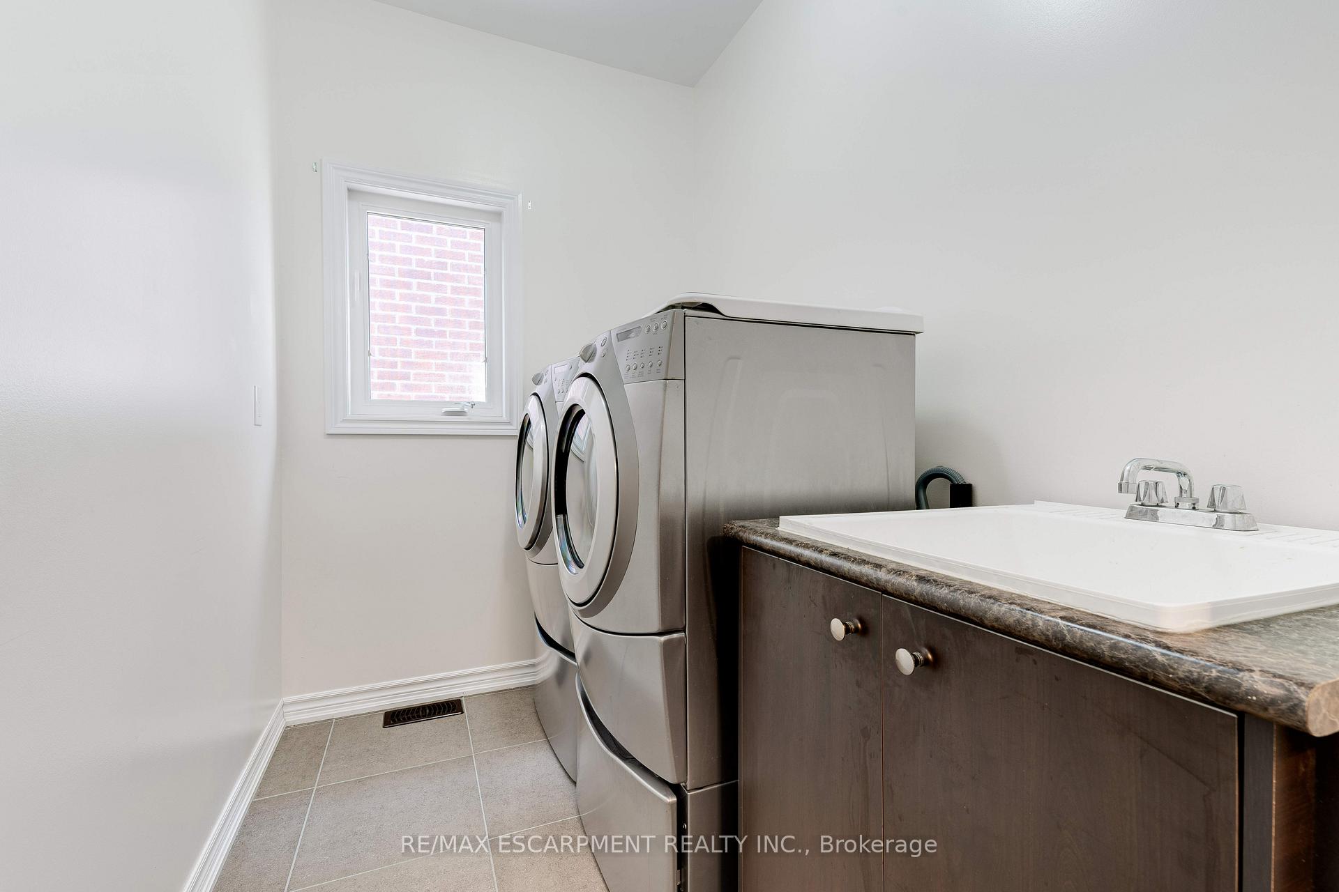 Photo 24 of 216 Cathcart Crescent, Milton, Willmott — HOMEH