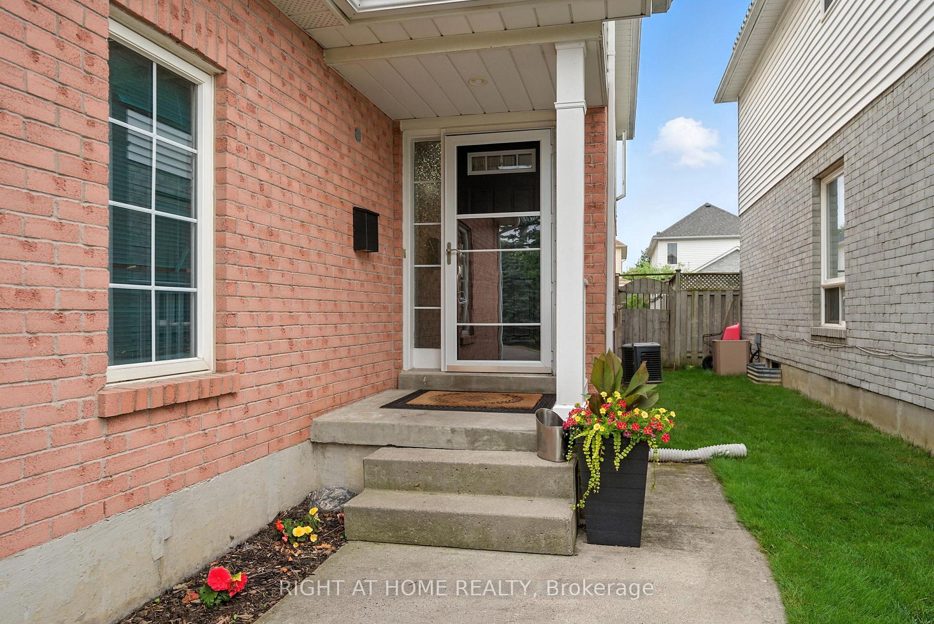 Photo 3 of 524 Hartgrove Lane, Oshawa, Eastdale — HOMEH