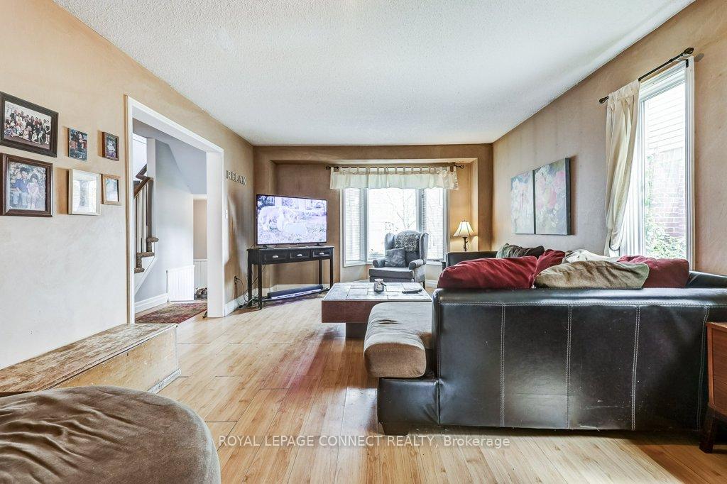 Photo 8 of 933 Redbird Crescent, Pickering, Liverpool — HOMEH