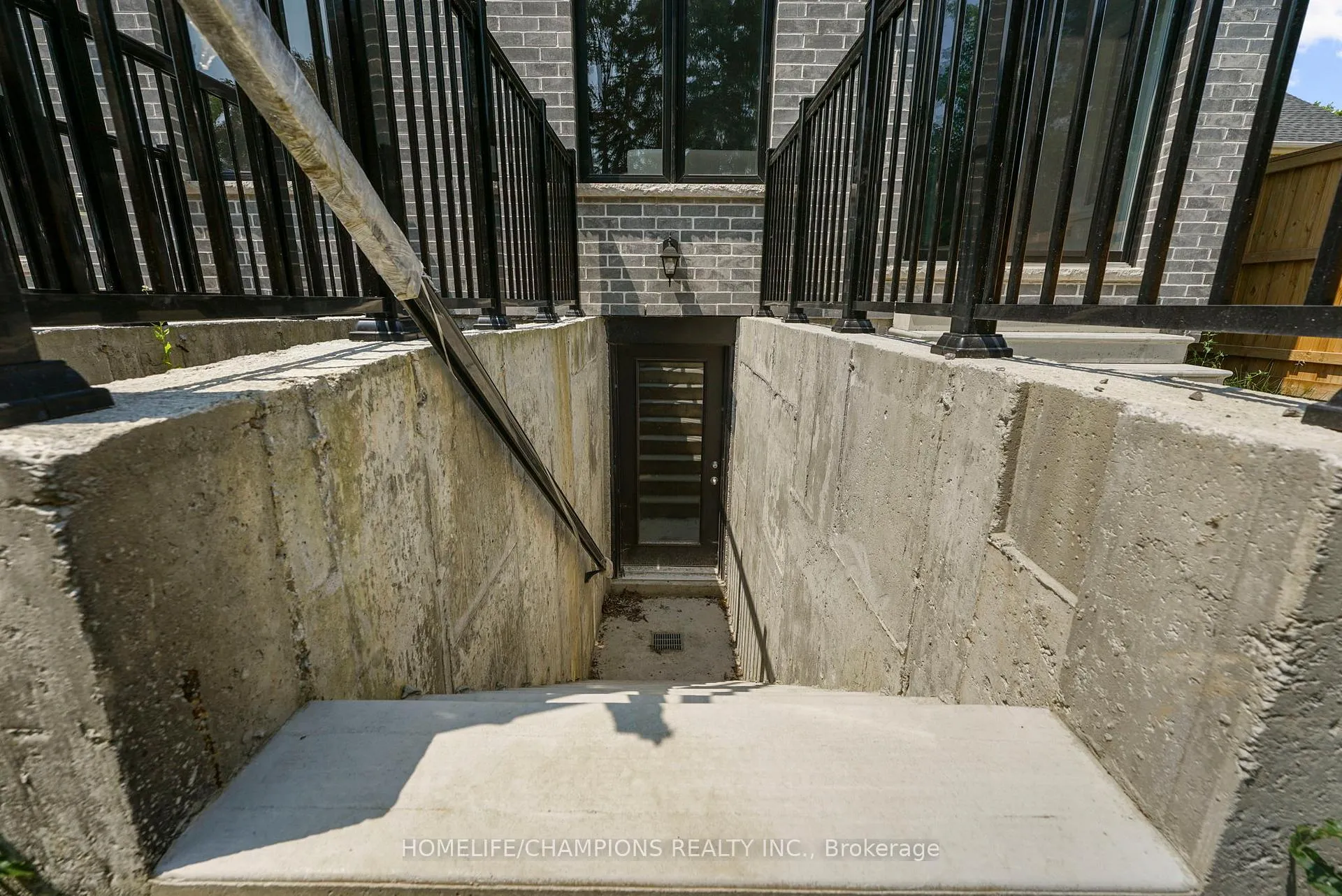 Photo 35 of 129 Guelph Street, Oshawa, Donevan — HOMEH