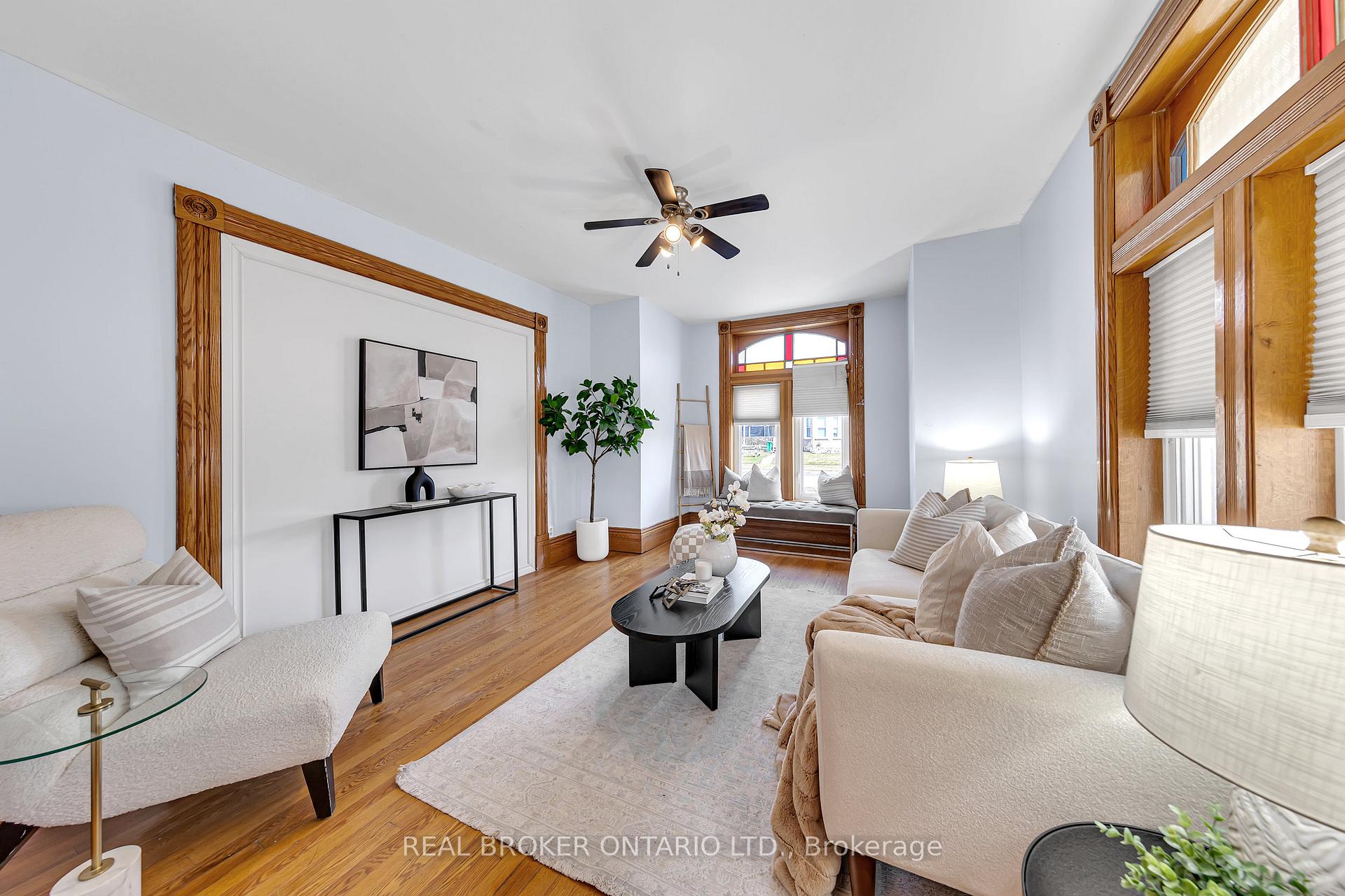 Front of Unit MAIN, 52 Victoria Avenue N