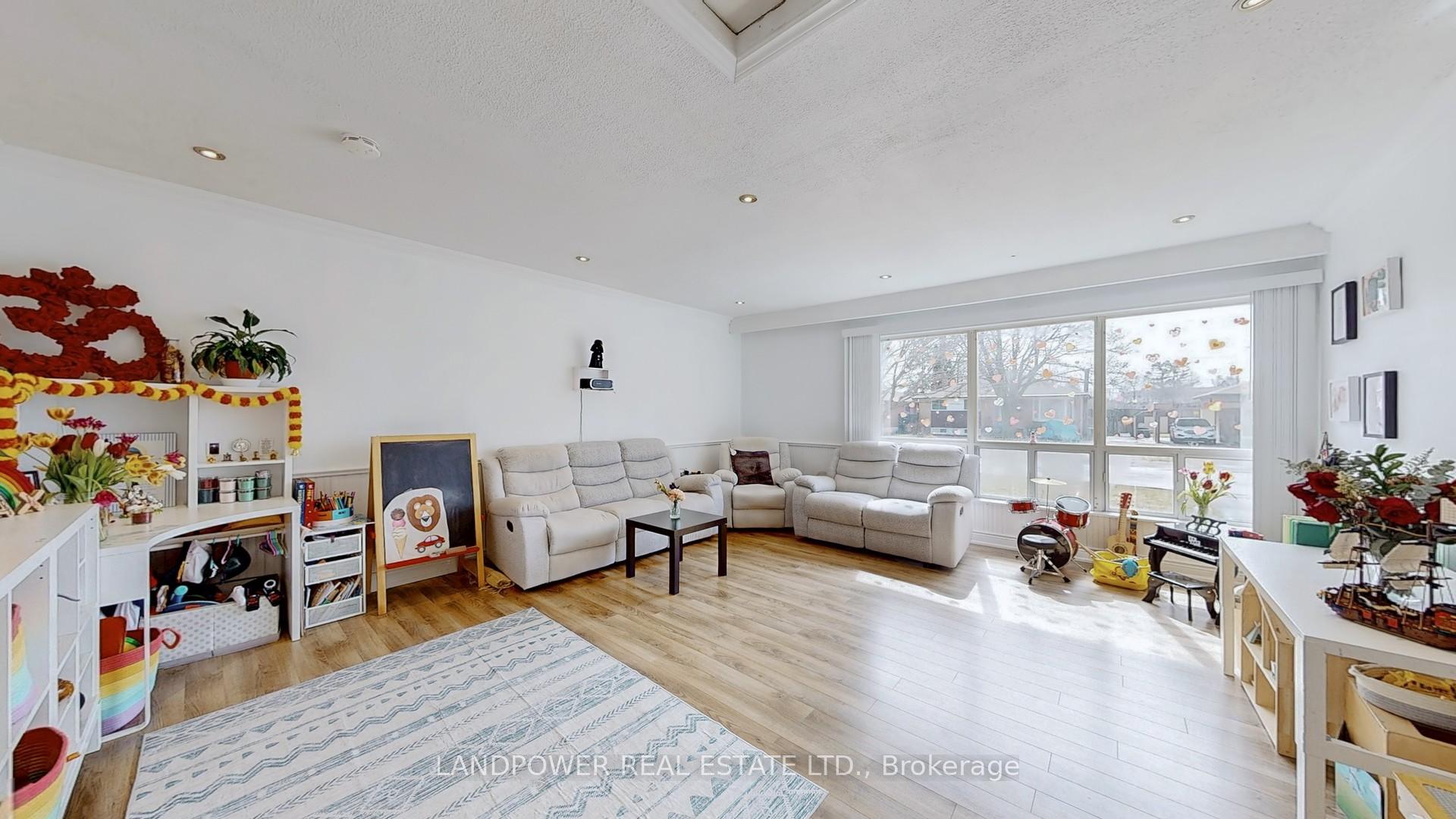 Photo 3 of 825 Naroch Boulevard, Pickering, Bay Ridges — HOMEH