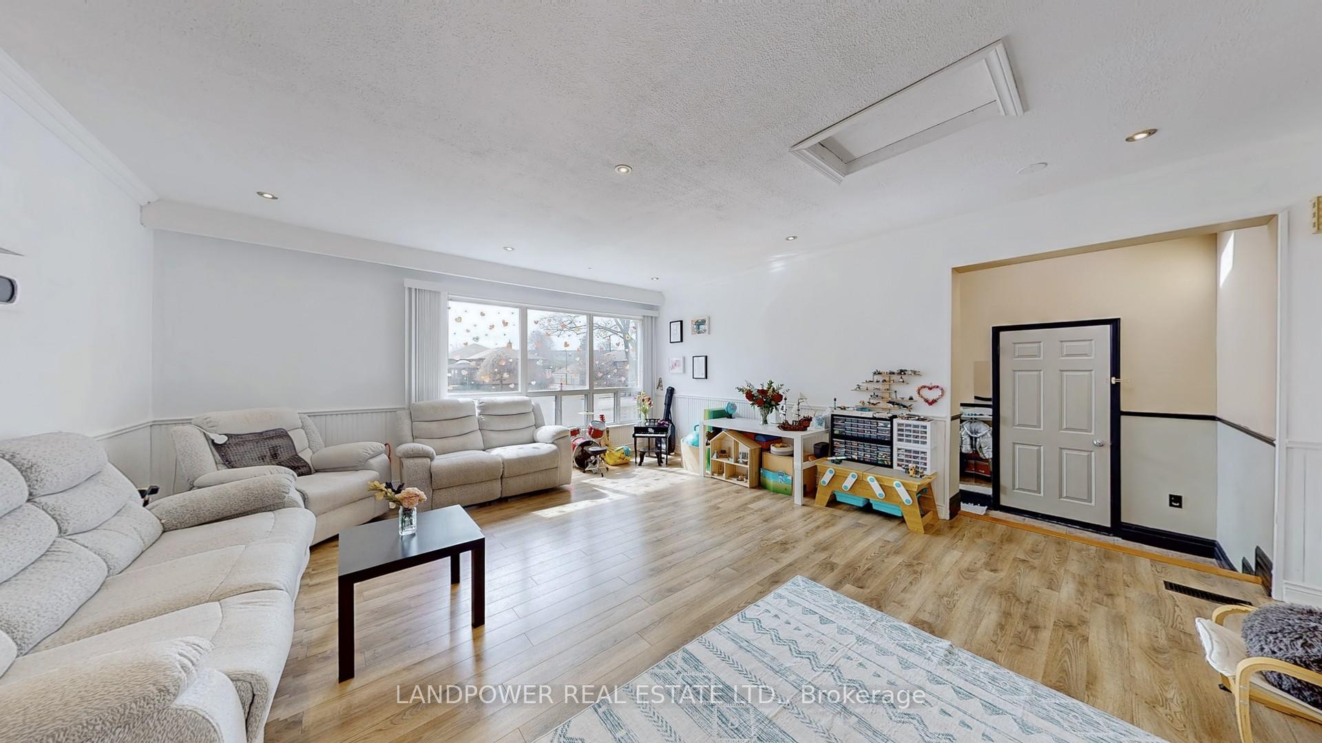 Photo 4 of 825 Naroch Boulevard, Pickering, Bay Ridges — HOMEH