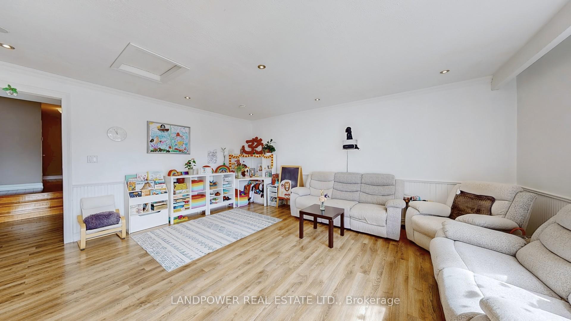 Photo 5 of 825 Naroch Boulevard, Pickering, Bay Ridges — HOMEH