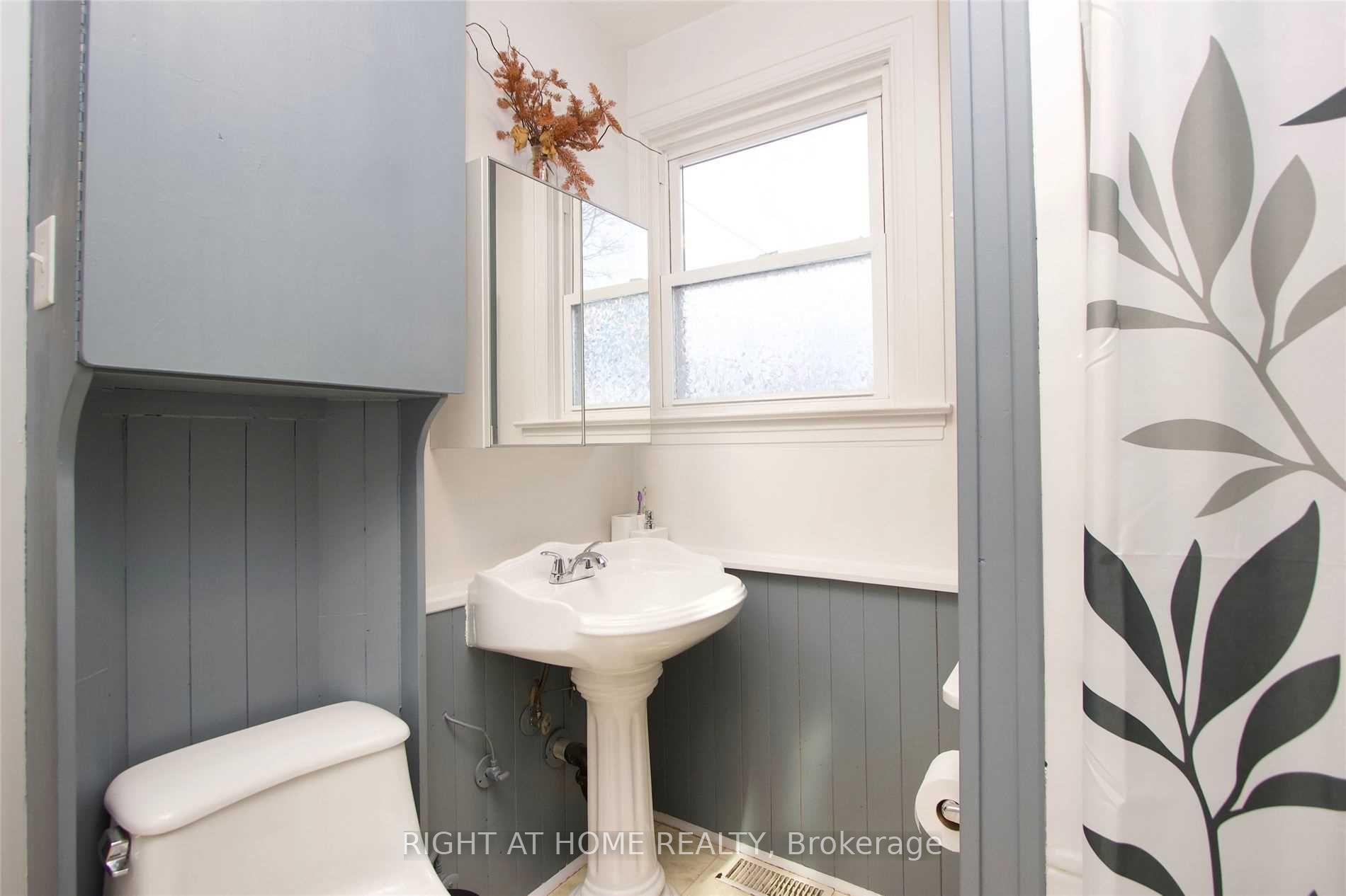 Photo 9 of 44 Gladstone Avenue, Oshawa, McLaughlin — HOMEH