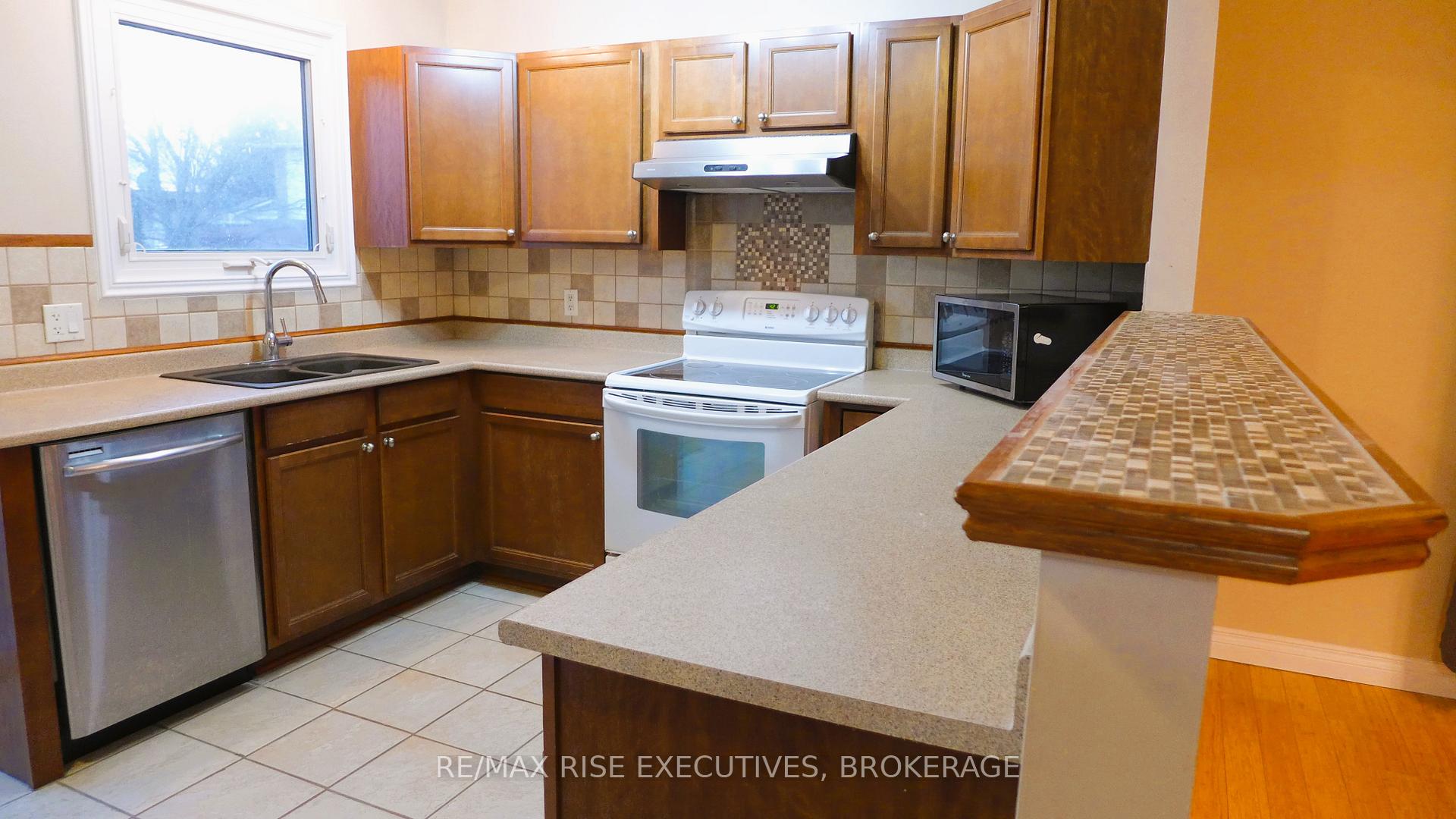 Photo 2 of 711 Muirfield Crescent, Kingston, East Gardiners Rd — HOMEH