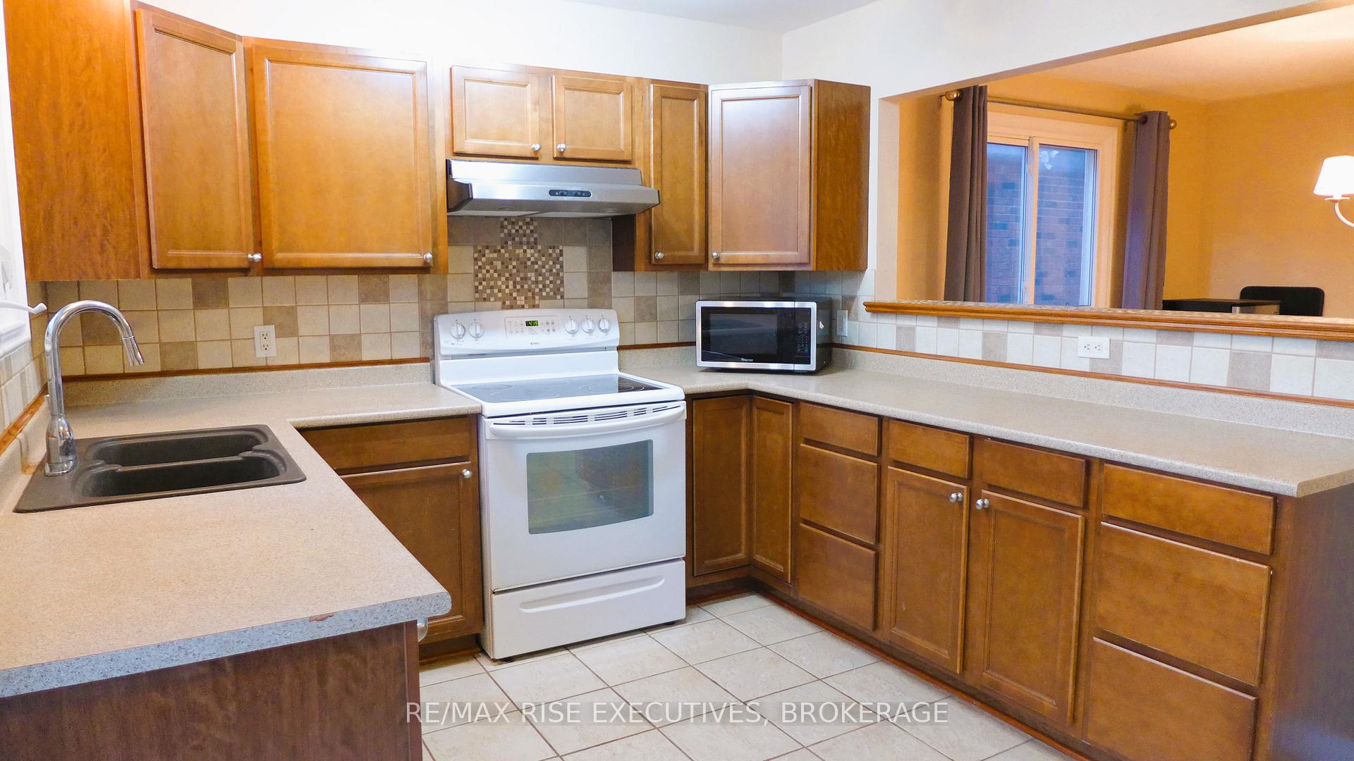 Photo 3 of 711 Muirfield Crescent, Kingston, East Gardiners Rd — HOMEH