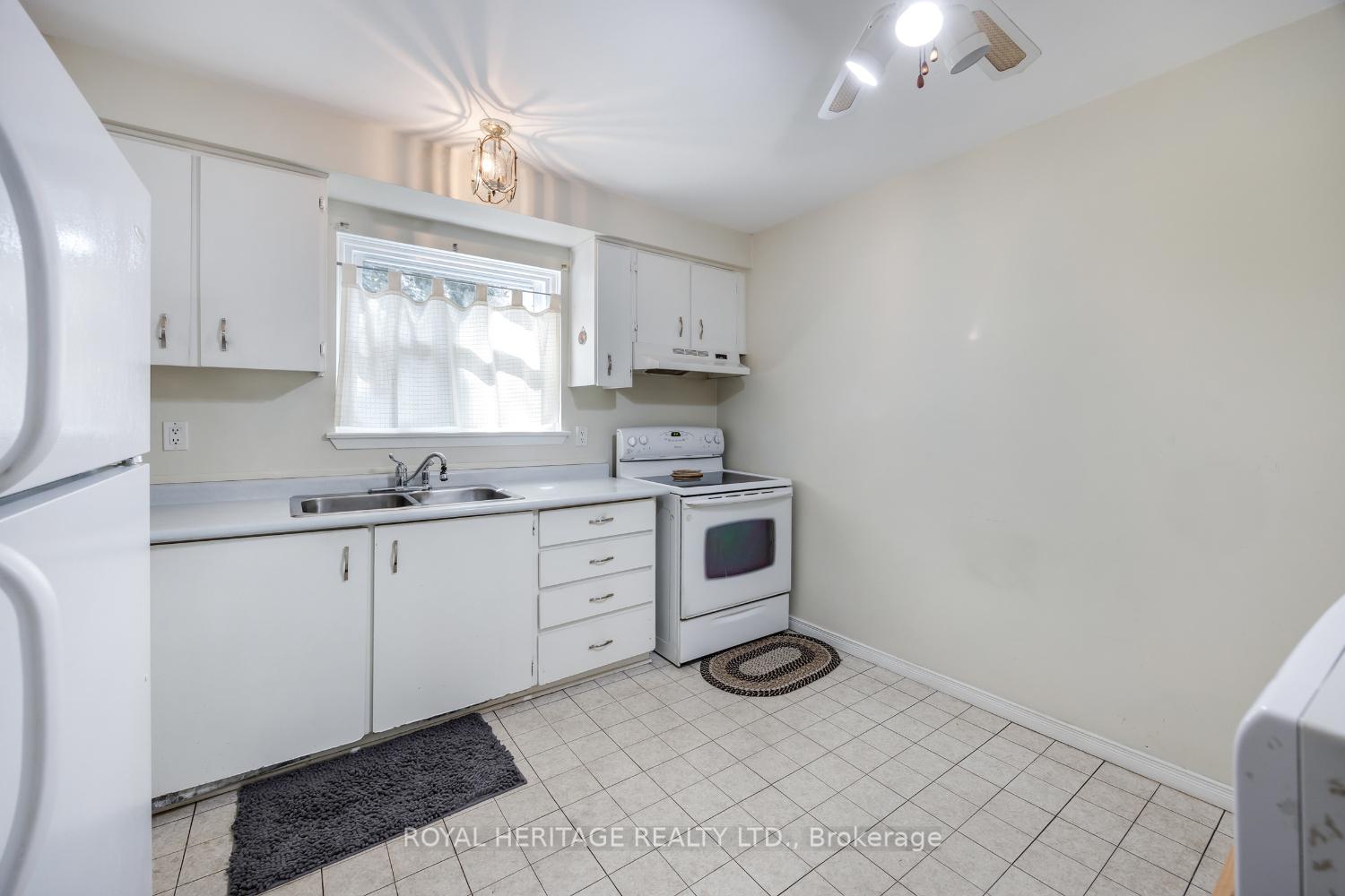 Photo 4 of 832 Gentry Crescent, Oshawa, Eastdale — HOMEH