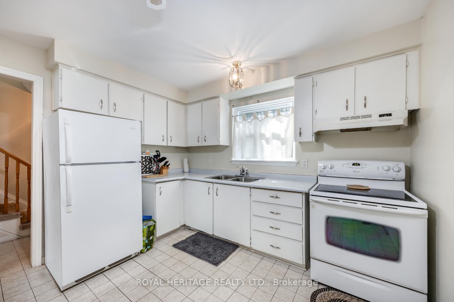 Photo 5 of 832 Gentry Crescent, Oshawa, Eastdale — HOMEH