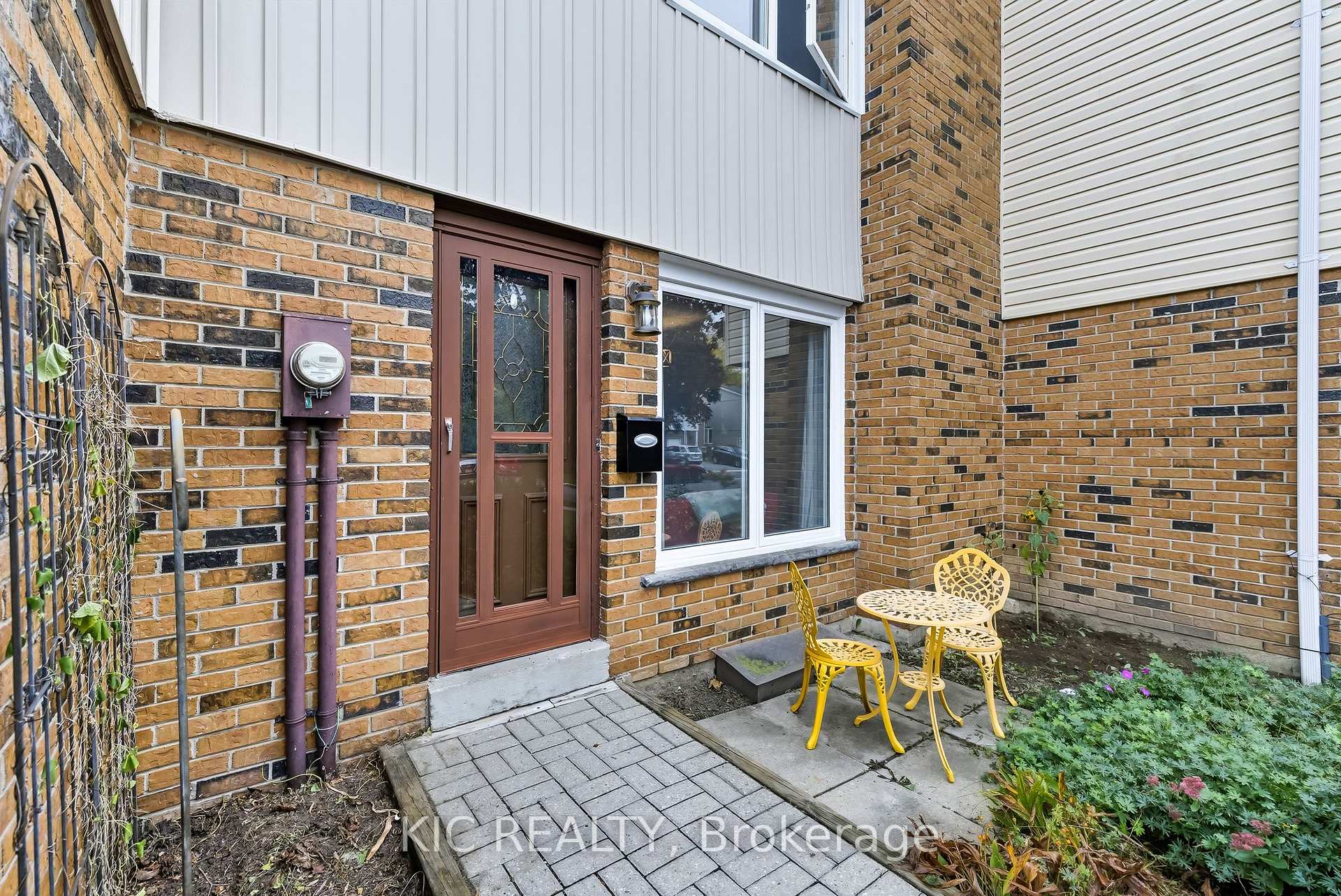 Photo 3 of 1795 Listowell Crescent, Pickering, Liverpool — HOMEH