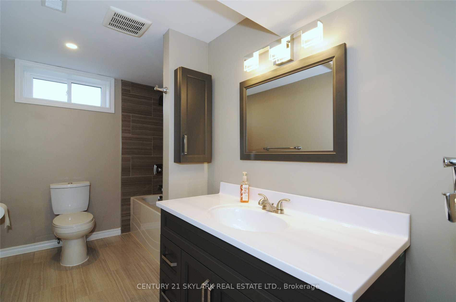 Photo 5 of 811A Helen Crescent, Pickering, Bay Ridges — HOMEH