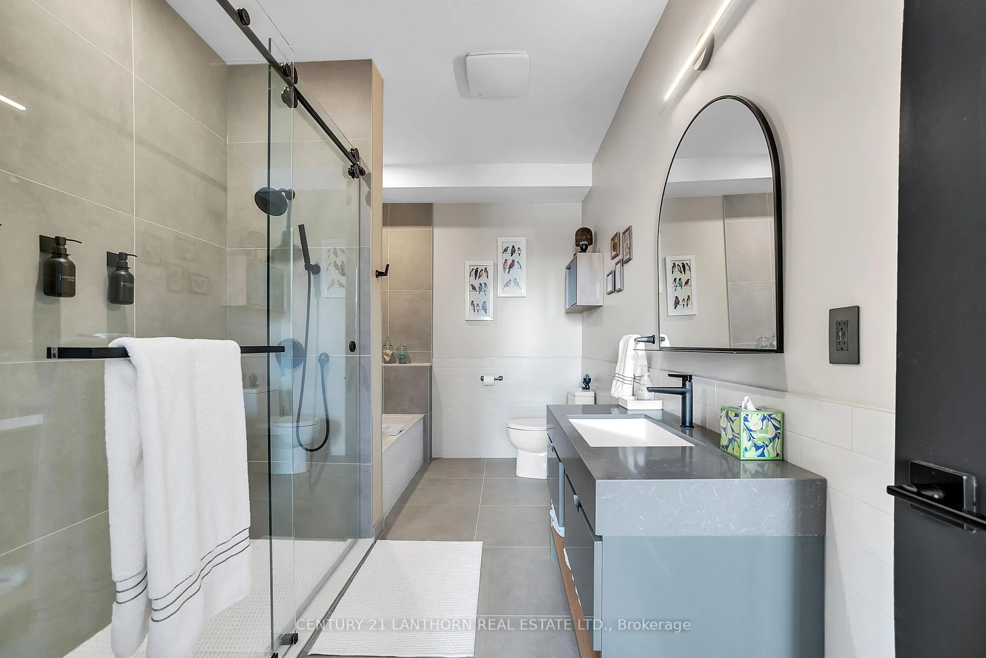 Photo 23 of Unit Unit # 2, 38 Front Street, Quinte West, Trenton Ward — HOMEH
