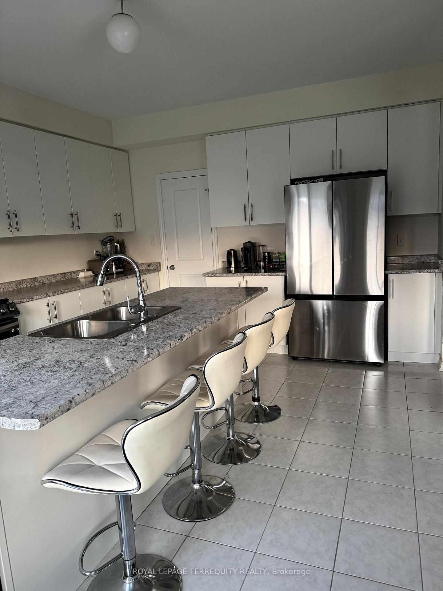 Photo 4 of 1094 Skyridge Boulevard, Pickering, Rural Pickering — HOMEH