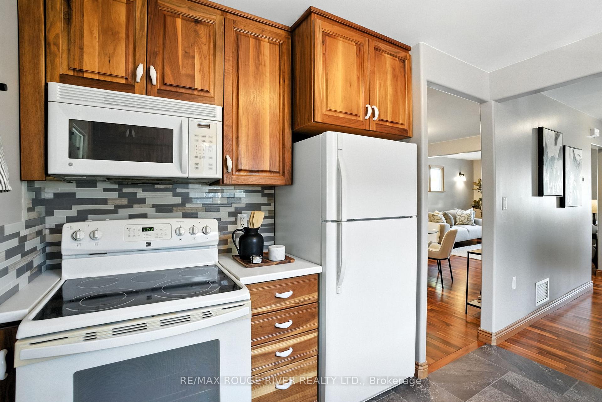 Photo 16 of 67 Orchard View Boulevard, Oshawa, Centennial — HOMEH