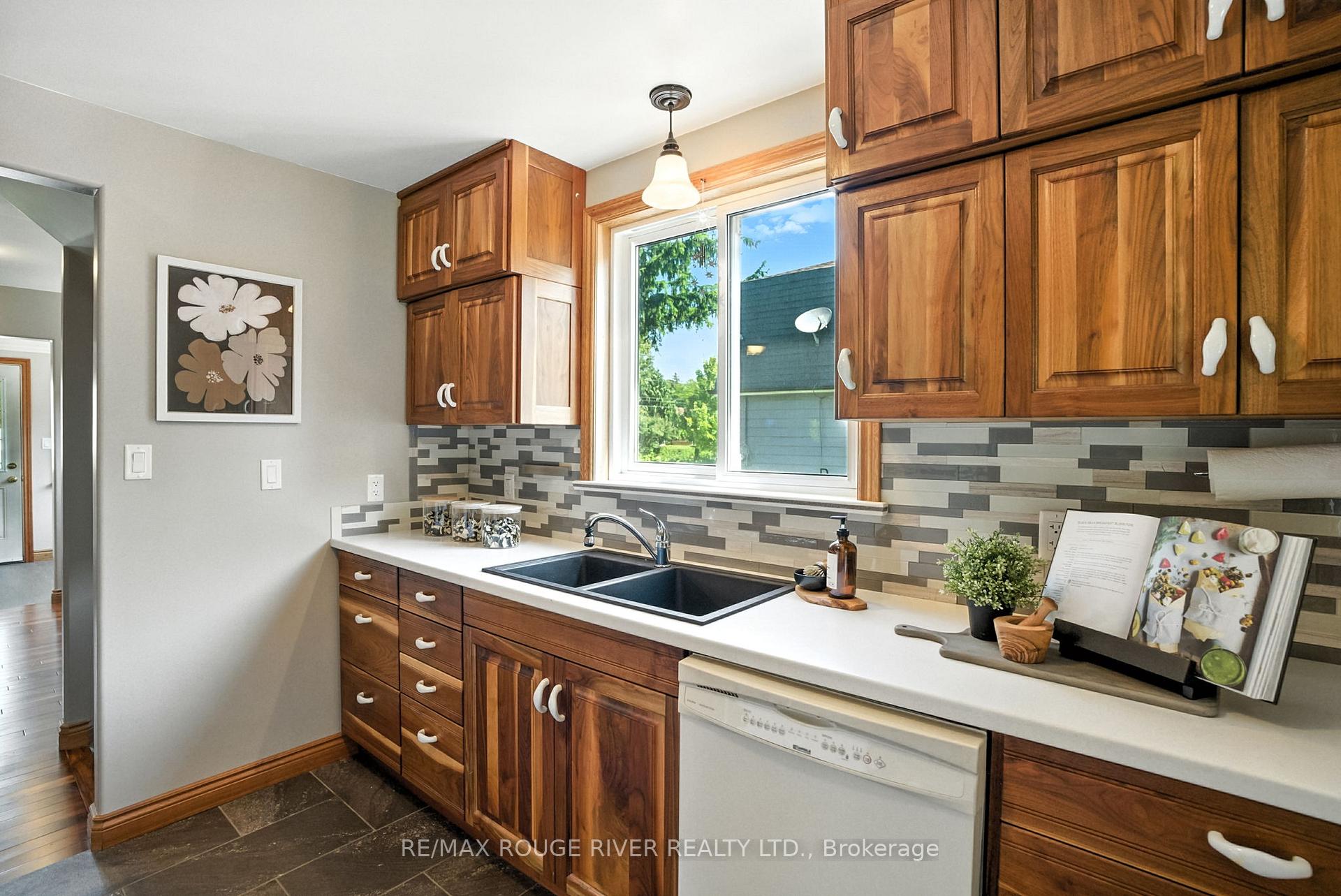 Photo 17 of 67 Orchard View Boulevard, Oshawa, Centennial — HOMEH