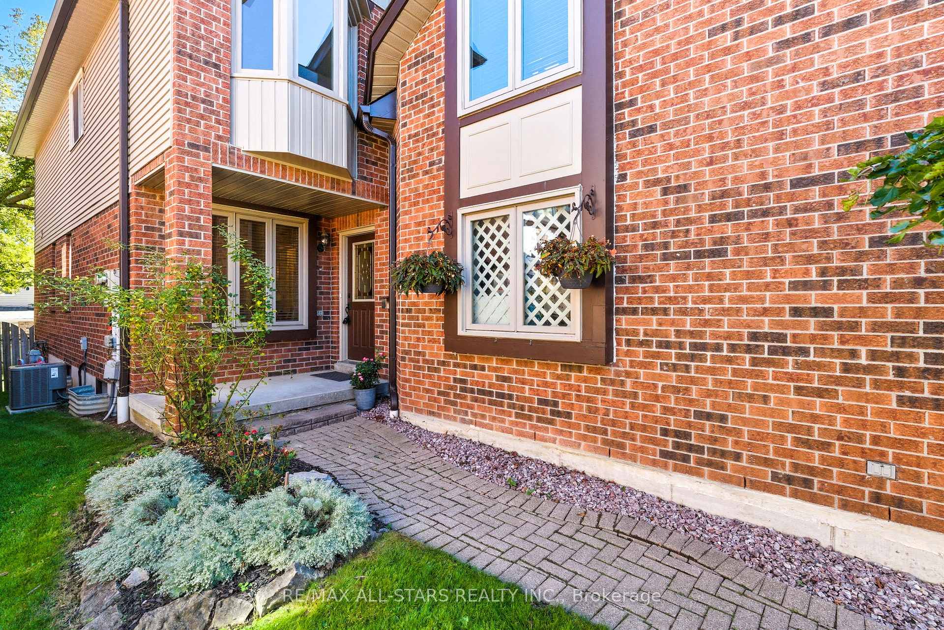 Photo 3 of 1094 Longbow Drive, Pickering, Liverpool — HOMEH