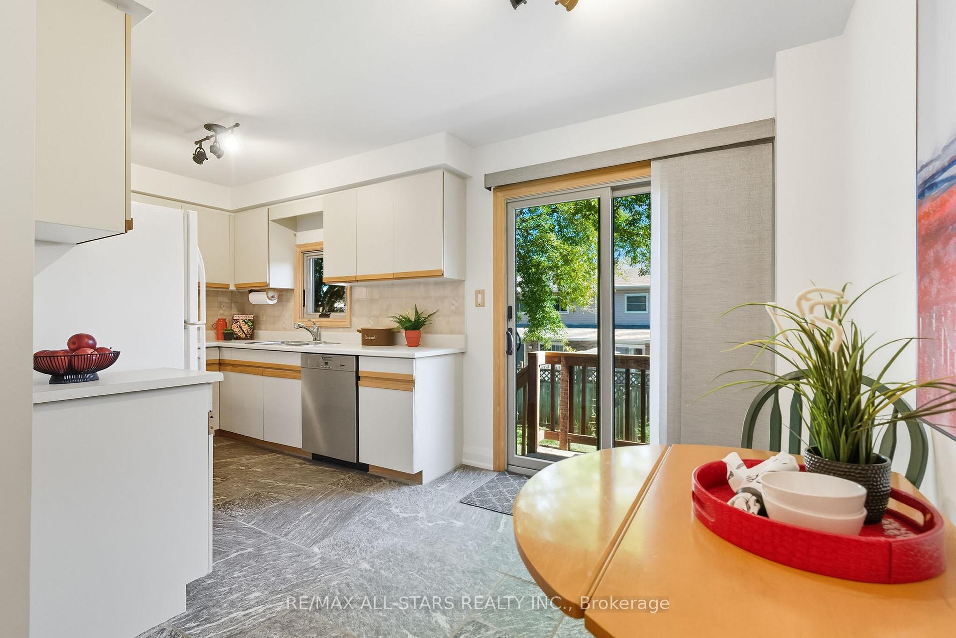 Photo 10 of 1094 Longbow Drive, Pickering, Liverpool — HOMEH