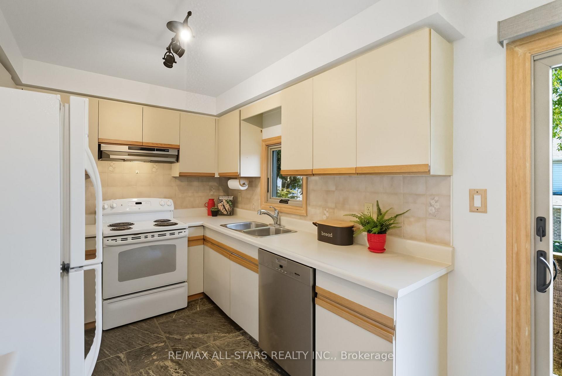 Photo 11 of 1094 Longbow Drive, Pickering, Liverpool — HOMEH