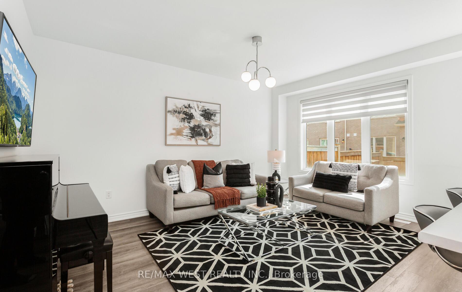 Photo 9 of 808 Aspen Terrace, Milton, Cobban — HOMEH