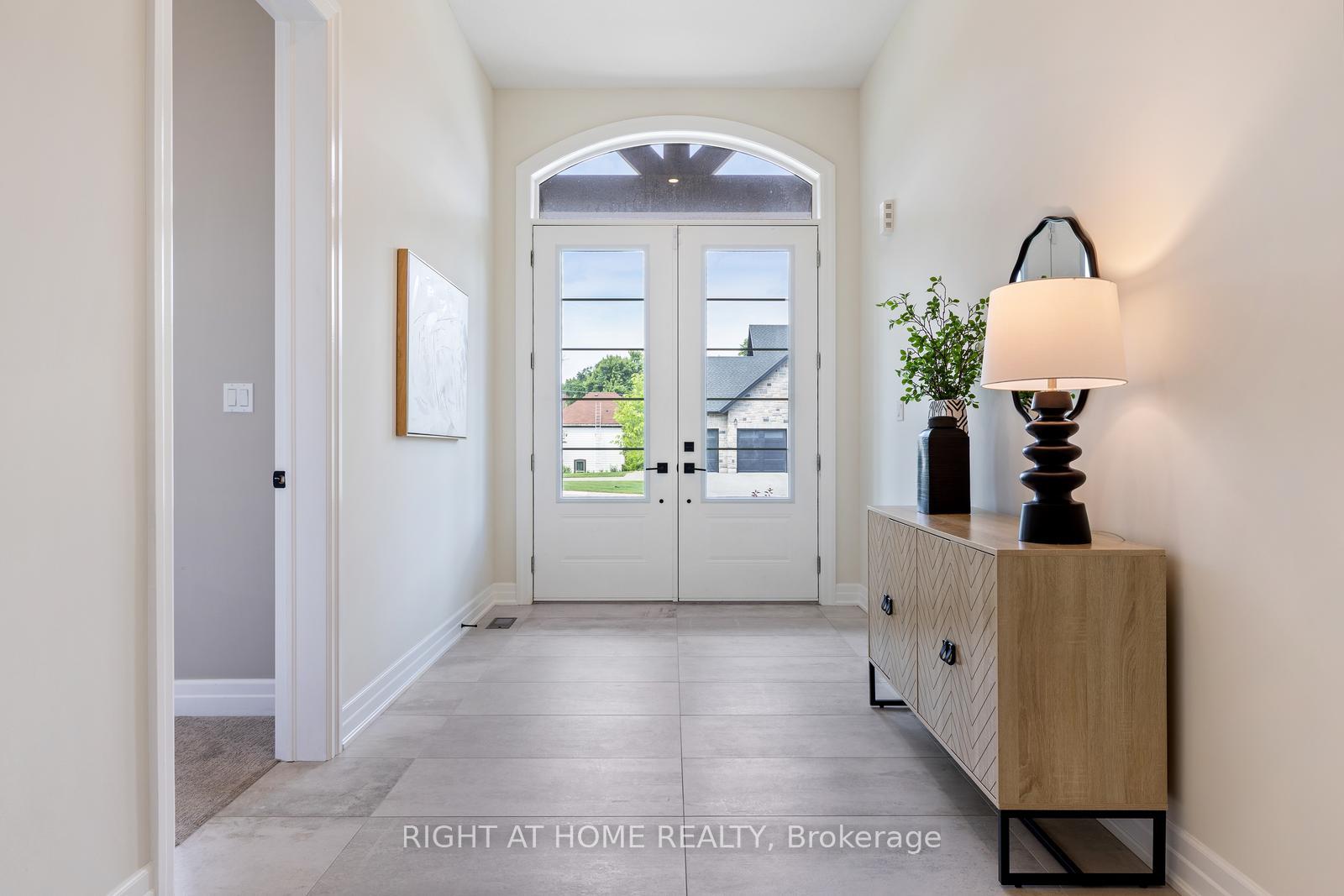 Photo 4 of 11 Whitcombe Way, Puslinch, Morriston — HOMEH