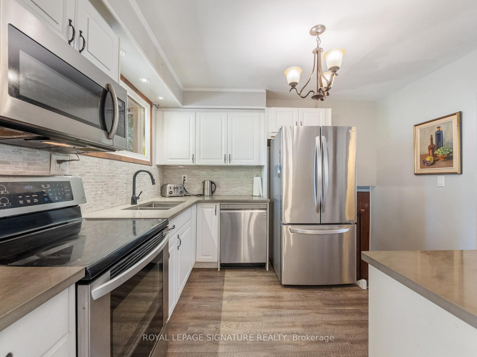 Photo 8 of 446 Bernhard Crescent, Oshawa, O'Neill — HOMEH