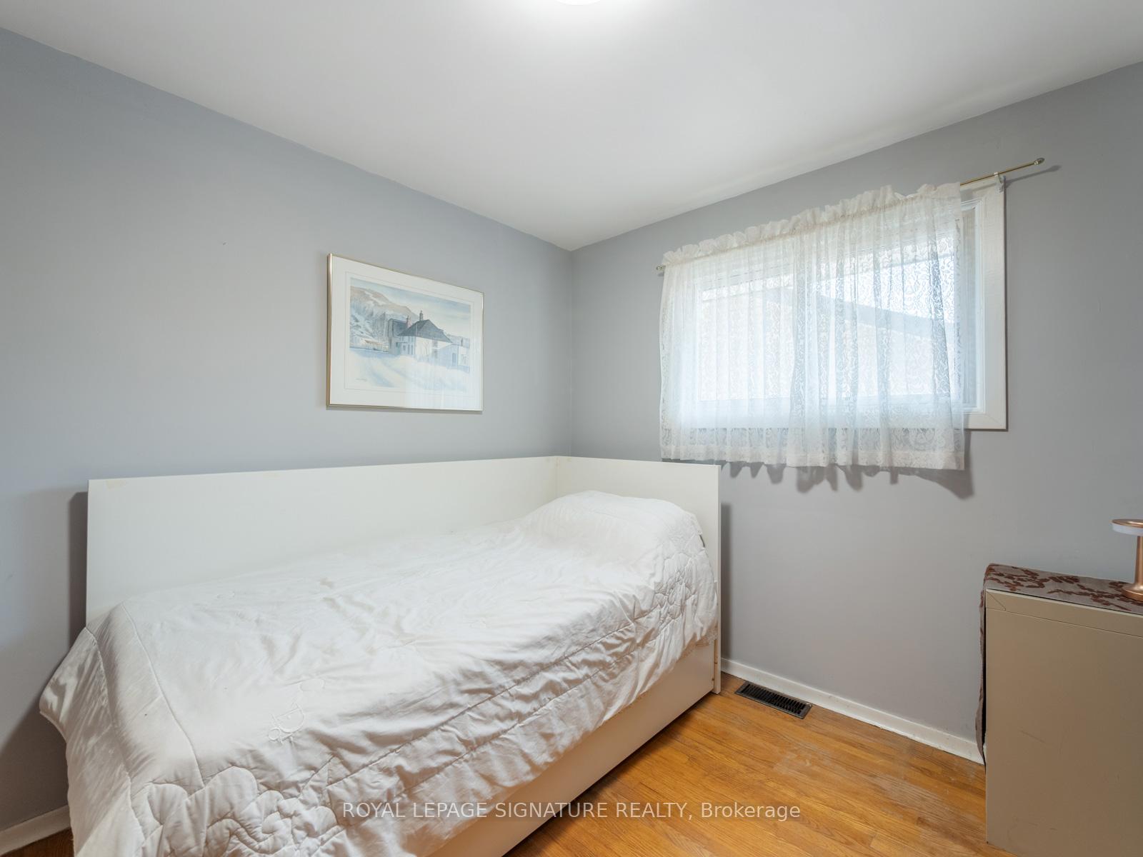 Photo 17 of 446 Bernhard Crescent, Oshawa, O'Neill — HOMEH