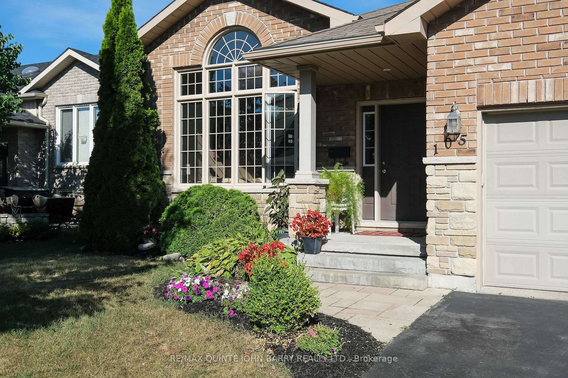 Front of 105 Parkview Heights
